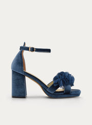 SANDALIAS CON PLATAFORMA EN TERCIOPELO AZUL CON FLORES Y TACÓN ANCHO