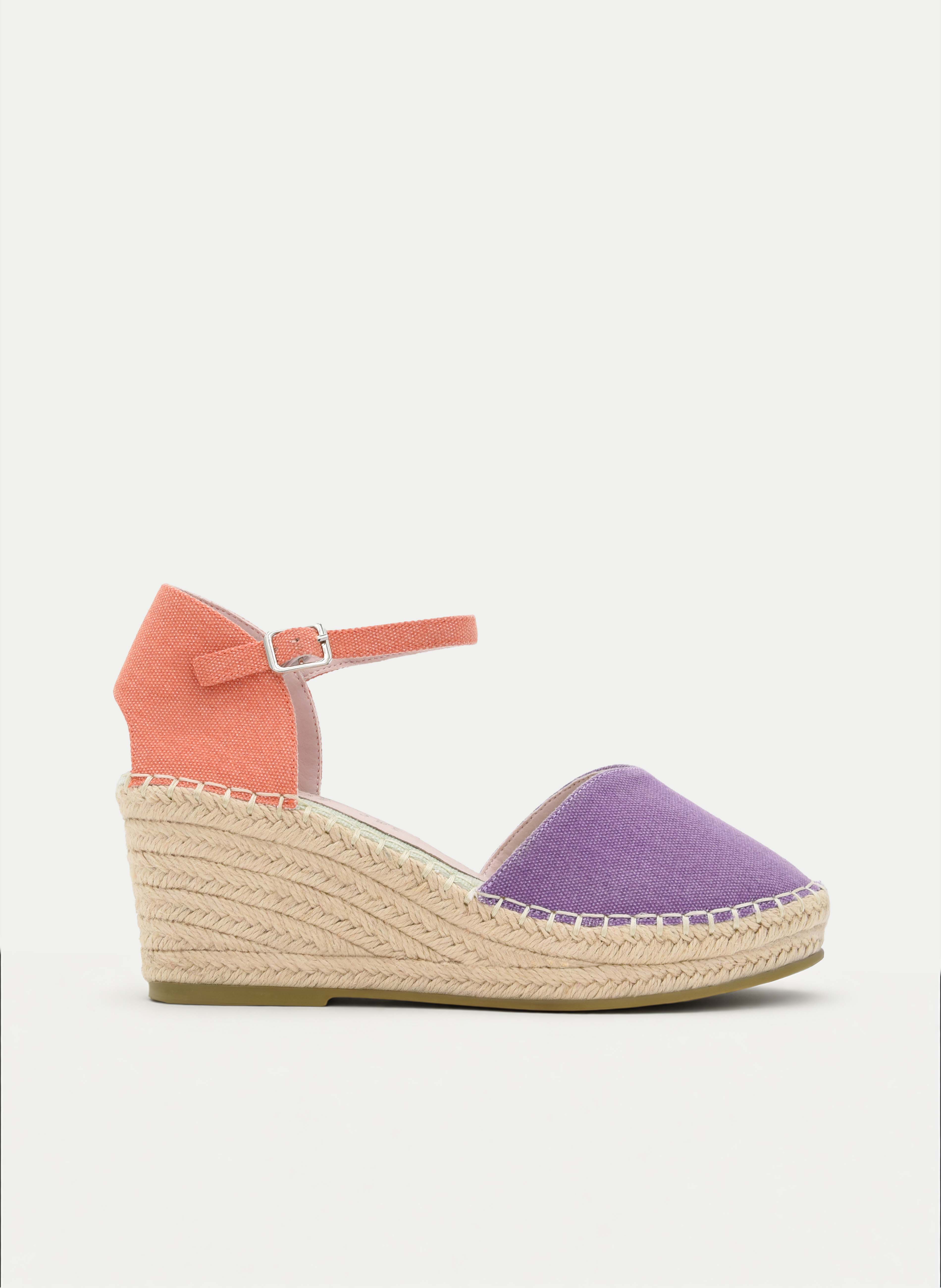 ALPARGATAS CUÑA BICOLOR LILA Y CORAL CON PULSERA