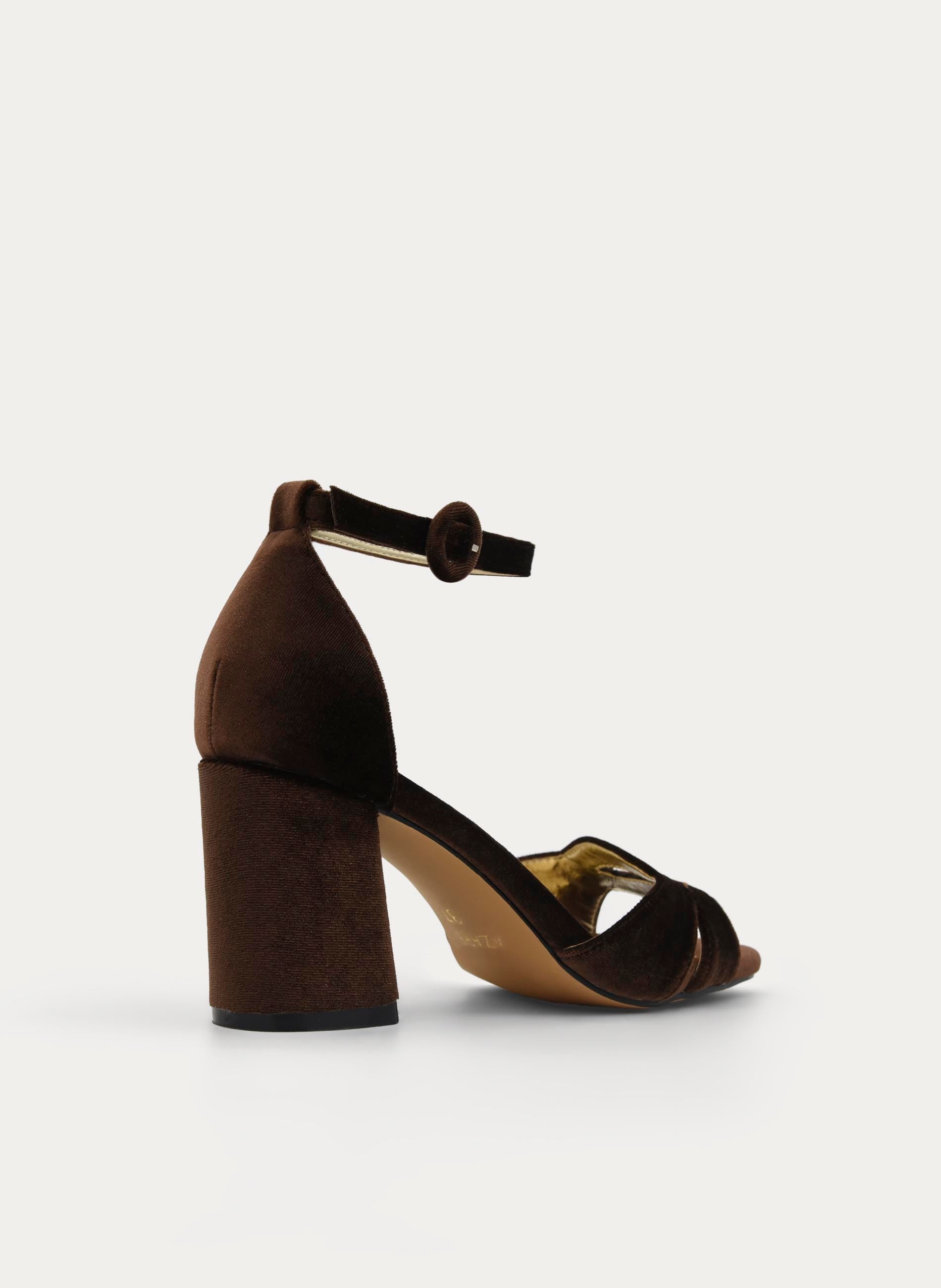SANDALIA DE TERCIOPELO MARRÓN ELEGANTE