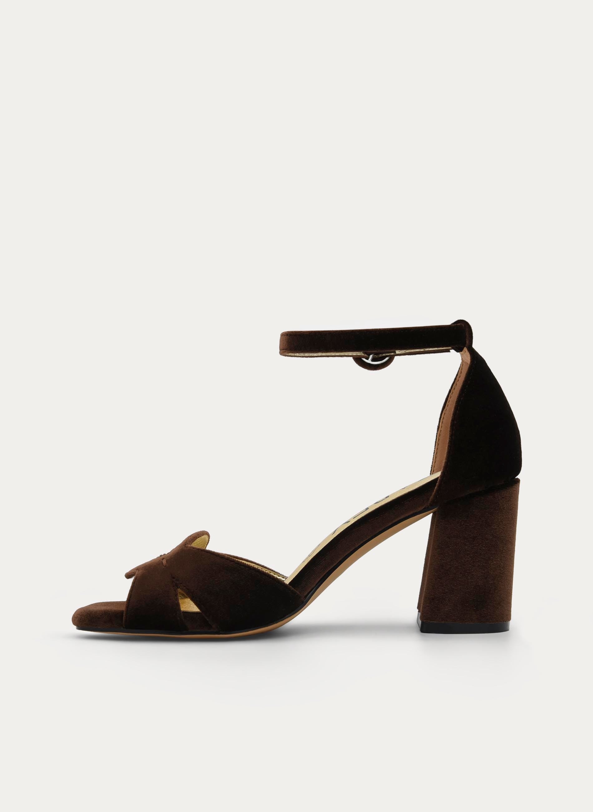 SANDALIA DE TERCIOPELO MARRÓN ELEGANTE