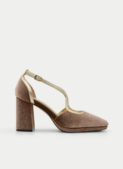ZAPATO DE TERCIOPELO TAUPE TACÓN ANCHO TIRA DORADA
