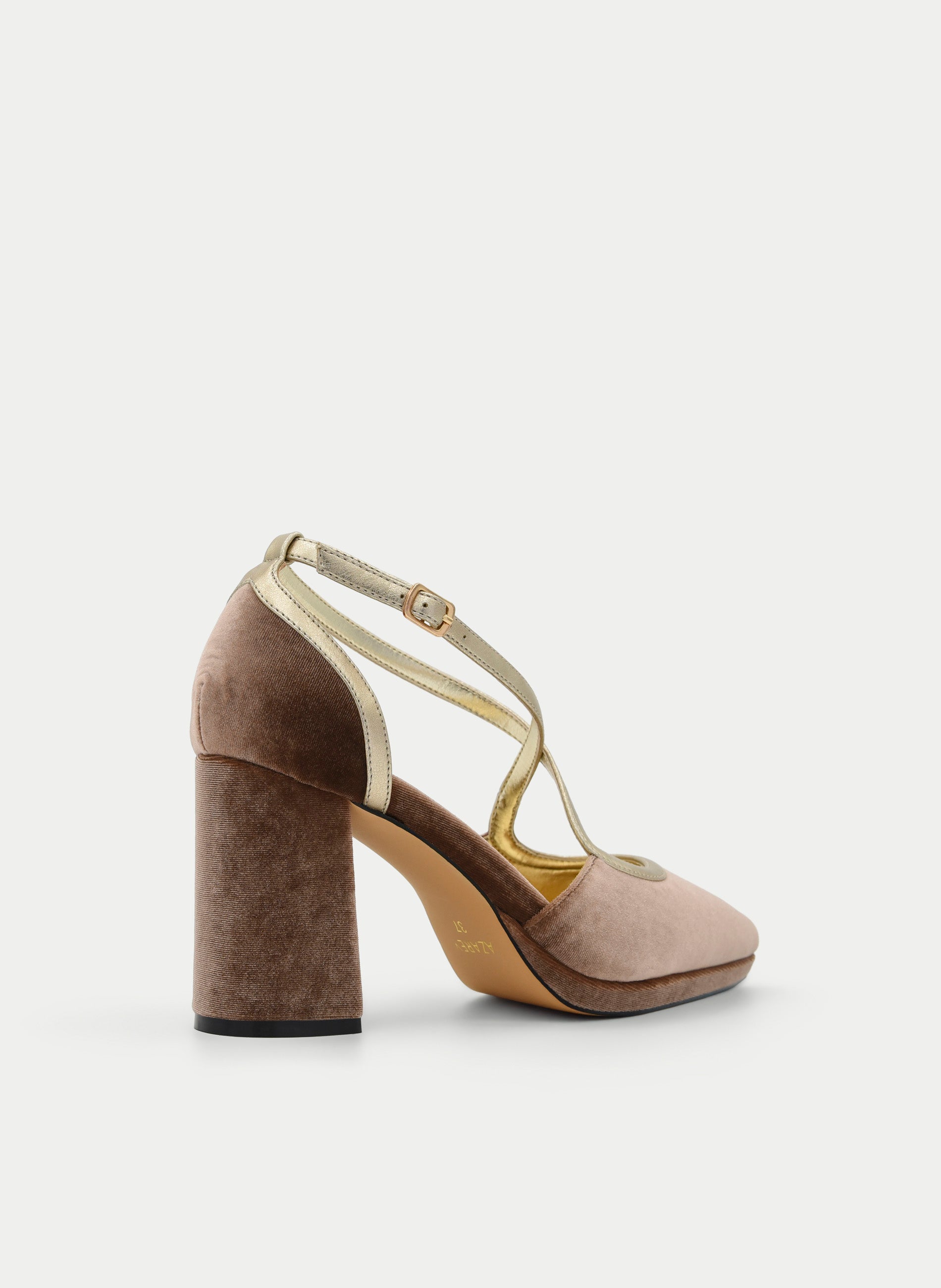 ZAPATO DE TERCIOPELO TAUPE TACÓN ANCHO TIRA DORADA