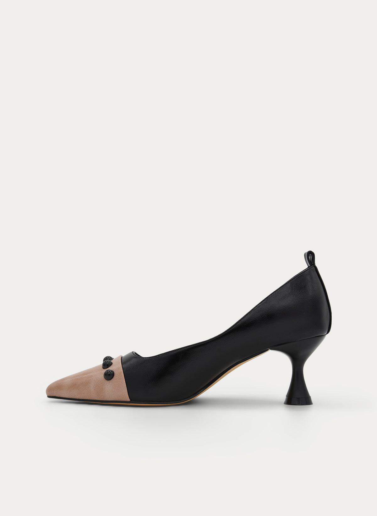 TWO-TONE BLACK COURT SHOE WITH BEIGE TOE AND MEDIUM HEEL