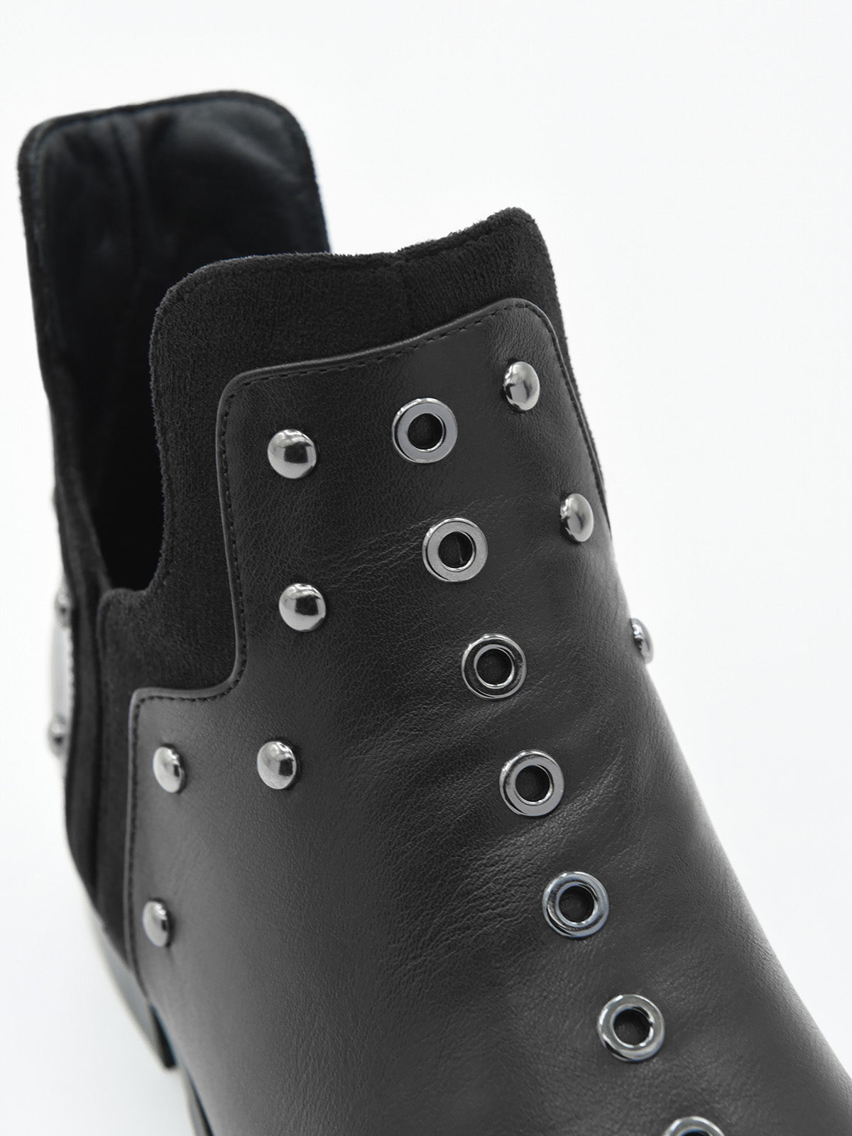 BOTÍN NEGRO CON TACHAS