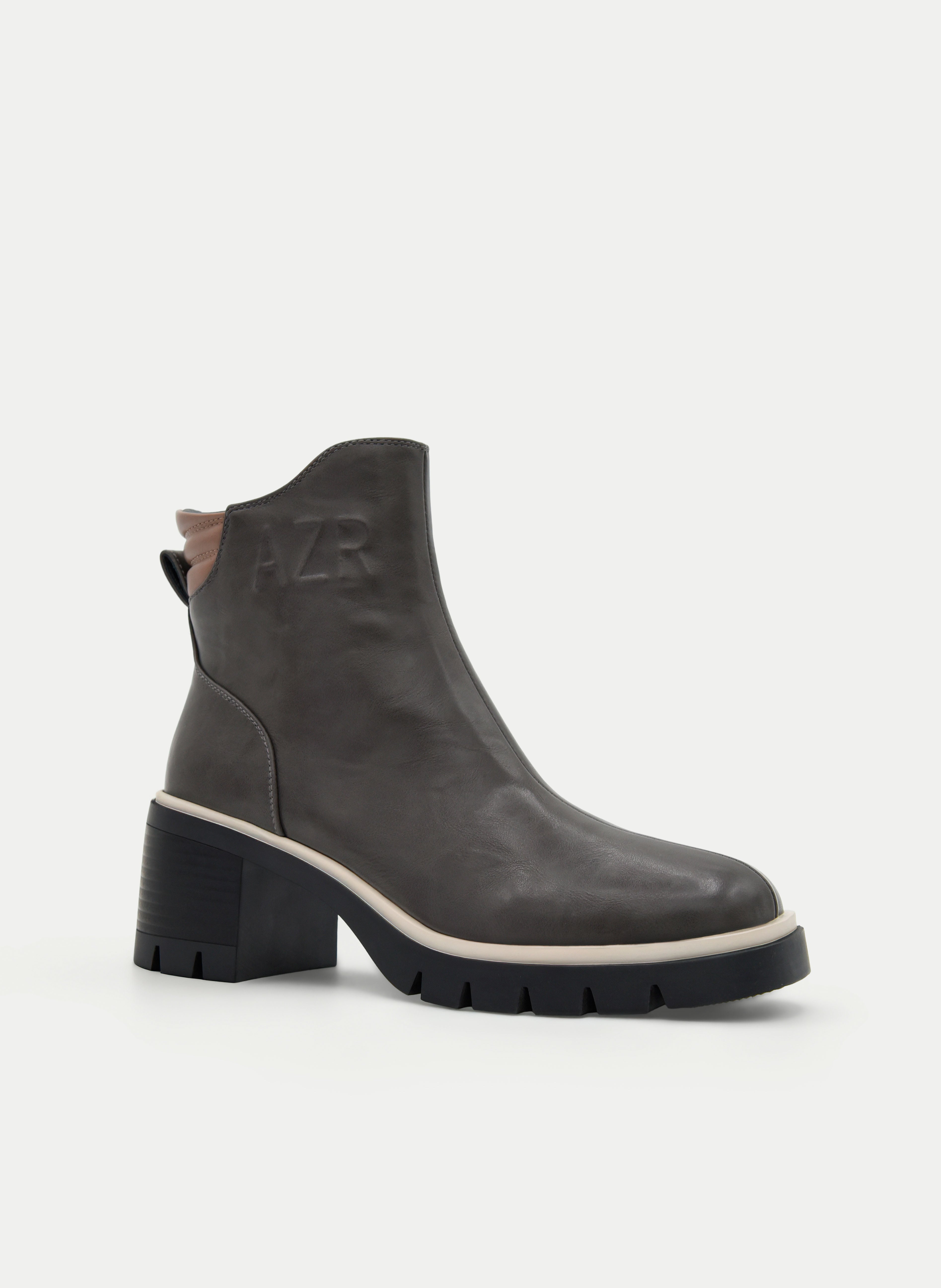 BOTINES GRIS CON TACÓN ANCHO Y SUELA TRACK