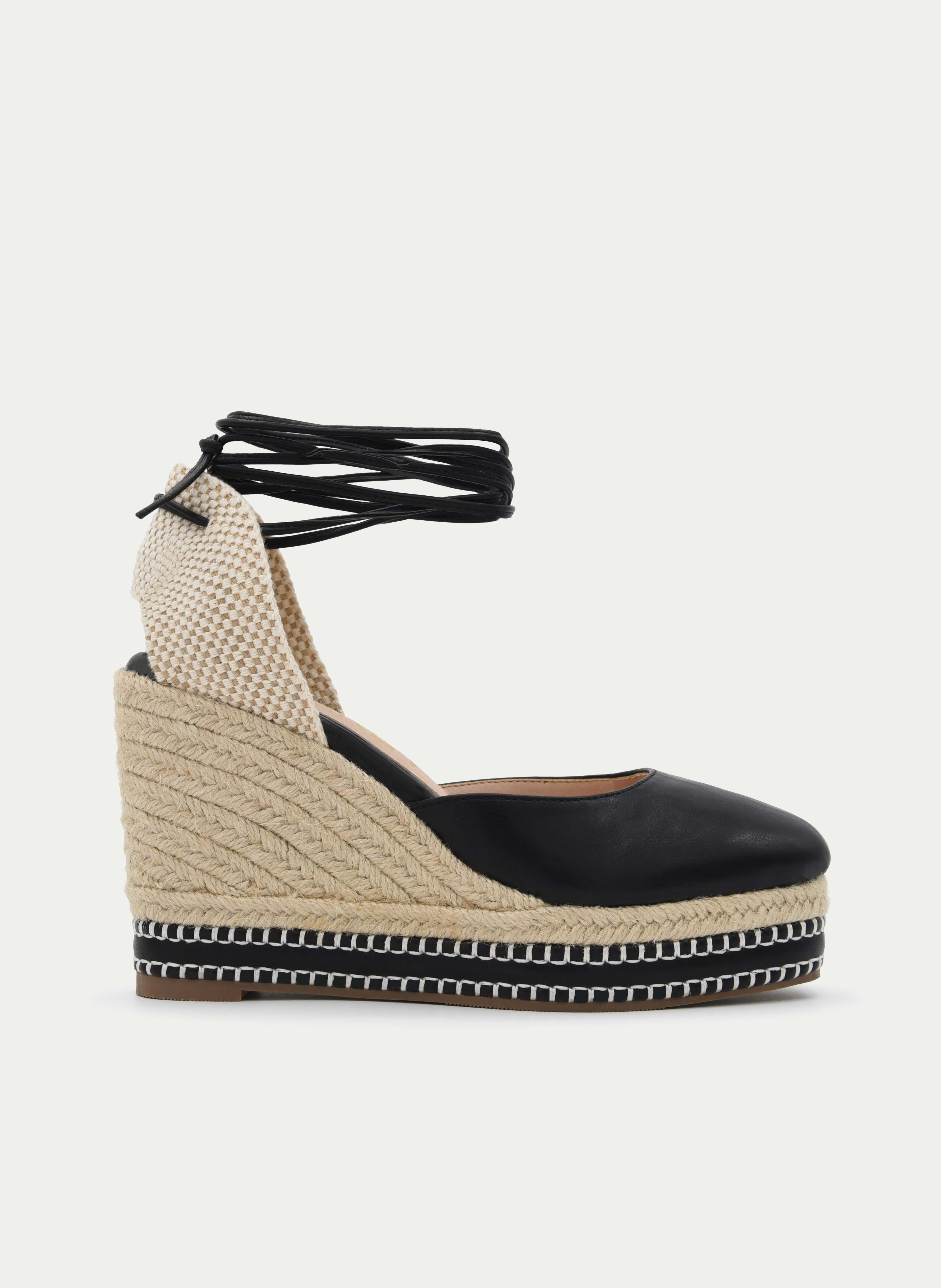 ALPARGATA NEGRA CON CUÑA Y LAZADA