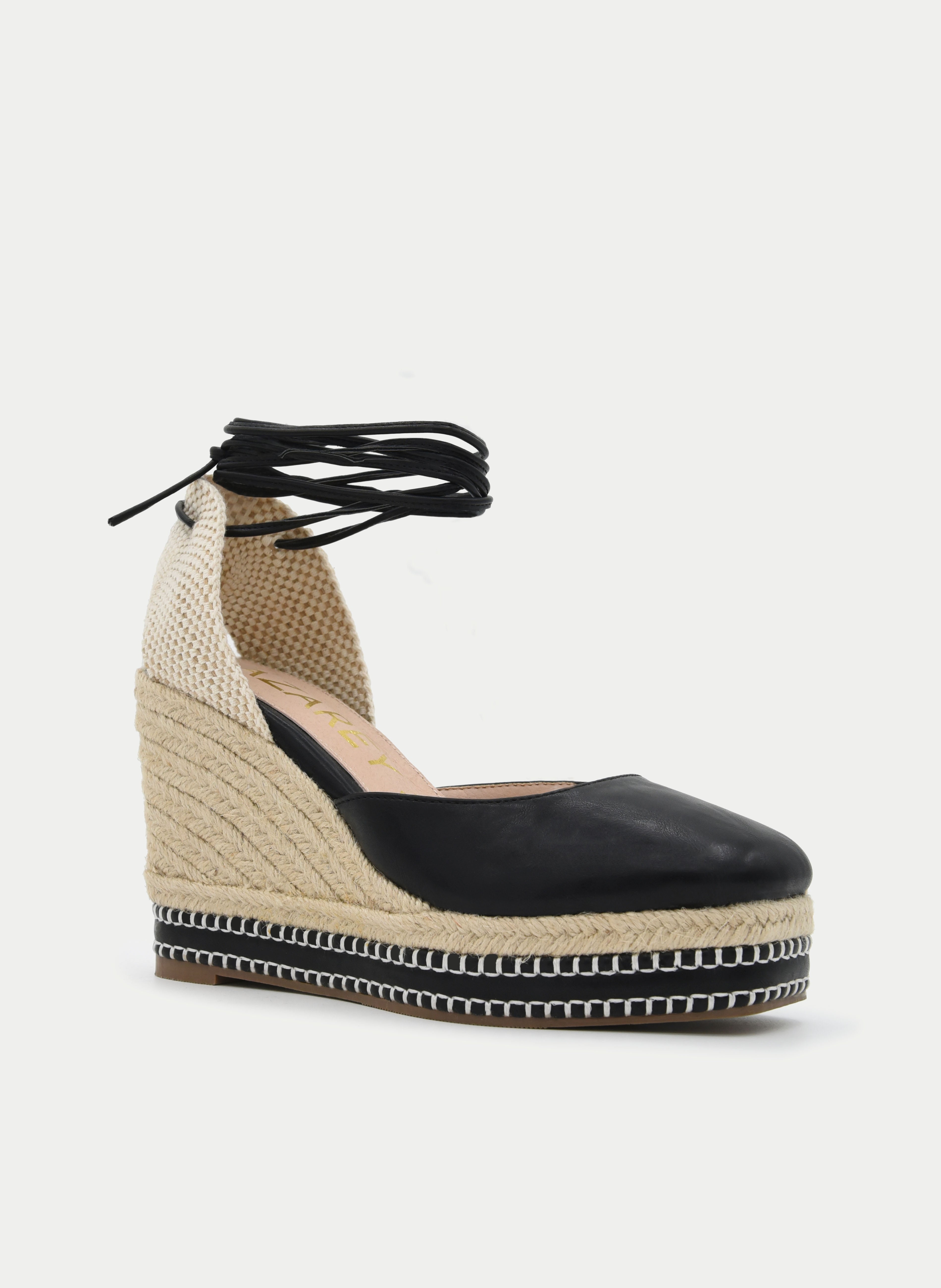 ALPARGATA NEGRA CON CUÑA Y LAZADA