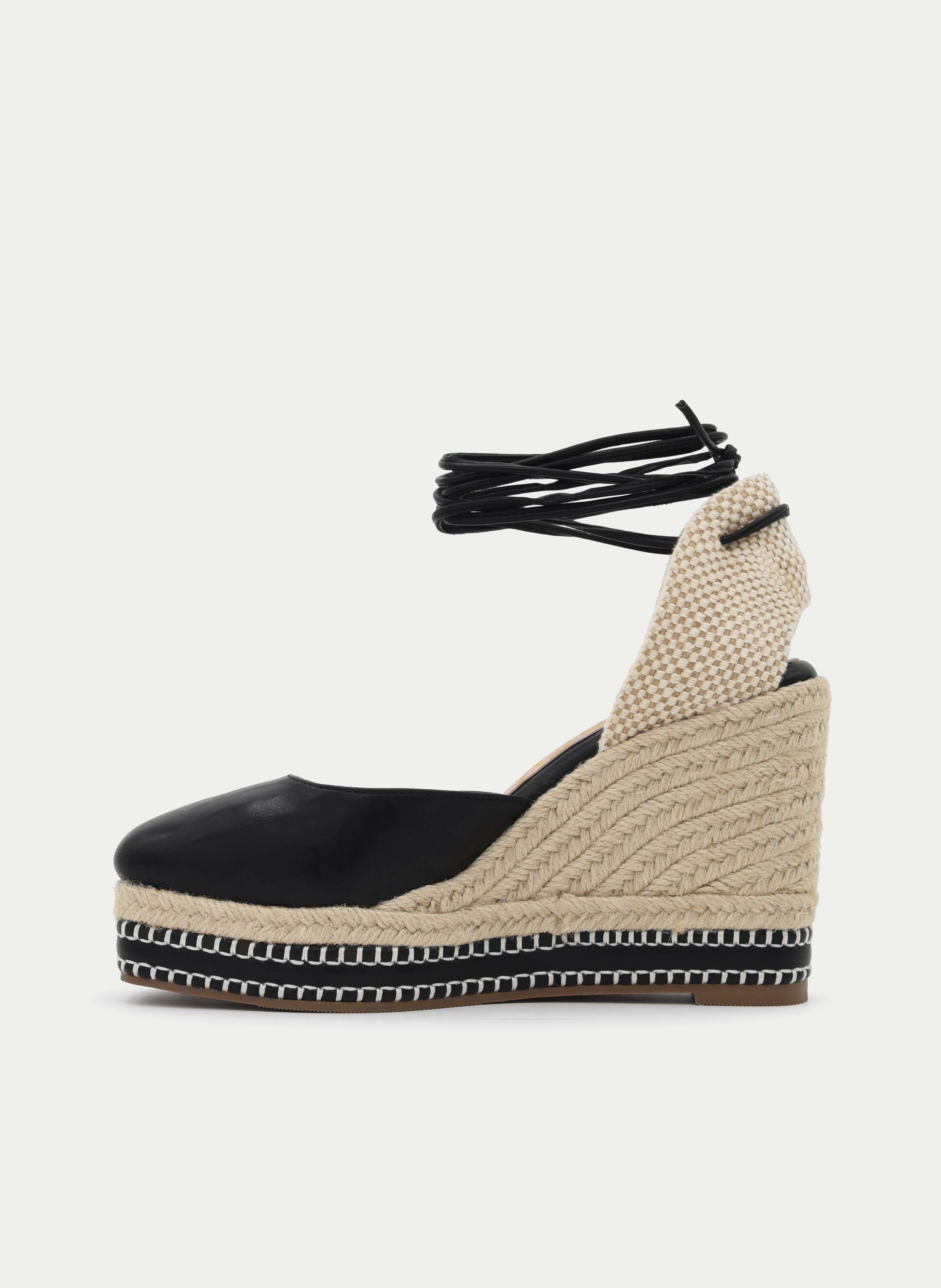 ALPARGATA NEGRA CON CUÑA Y LAZADA