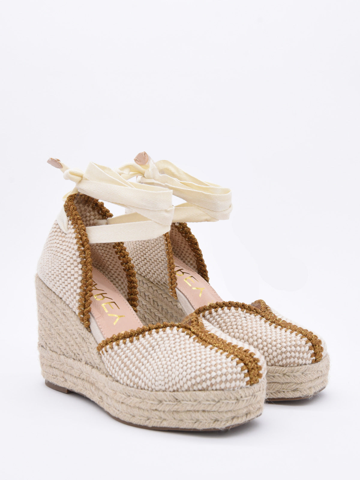 Sandalias de cuña en yute trenzado con cintas al tobillo.