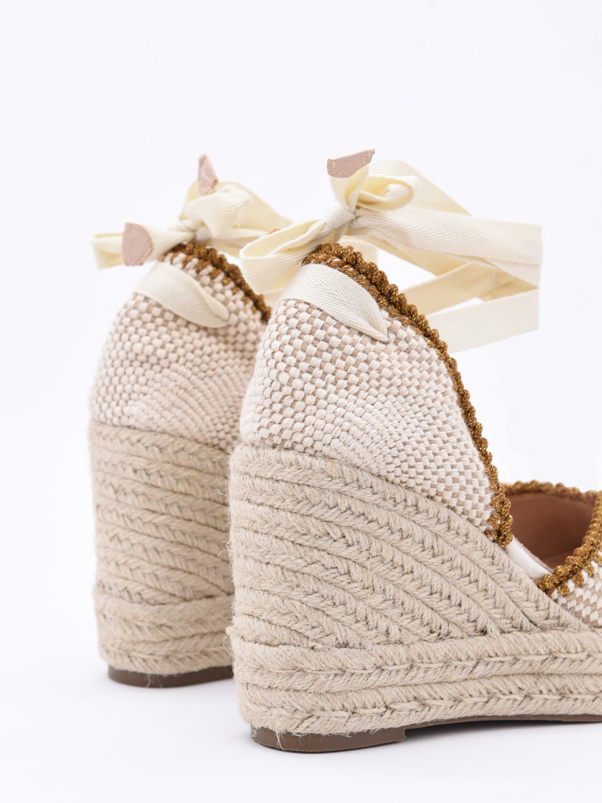 Sandalias de cuña en yute trenzado con cintas al tobillo.