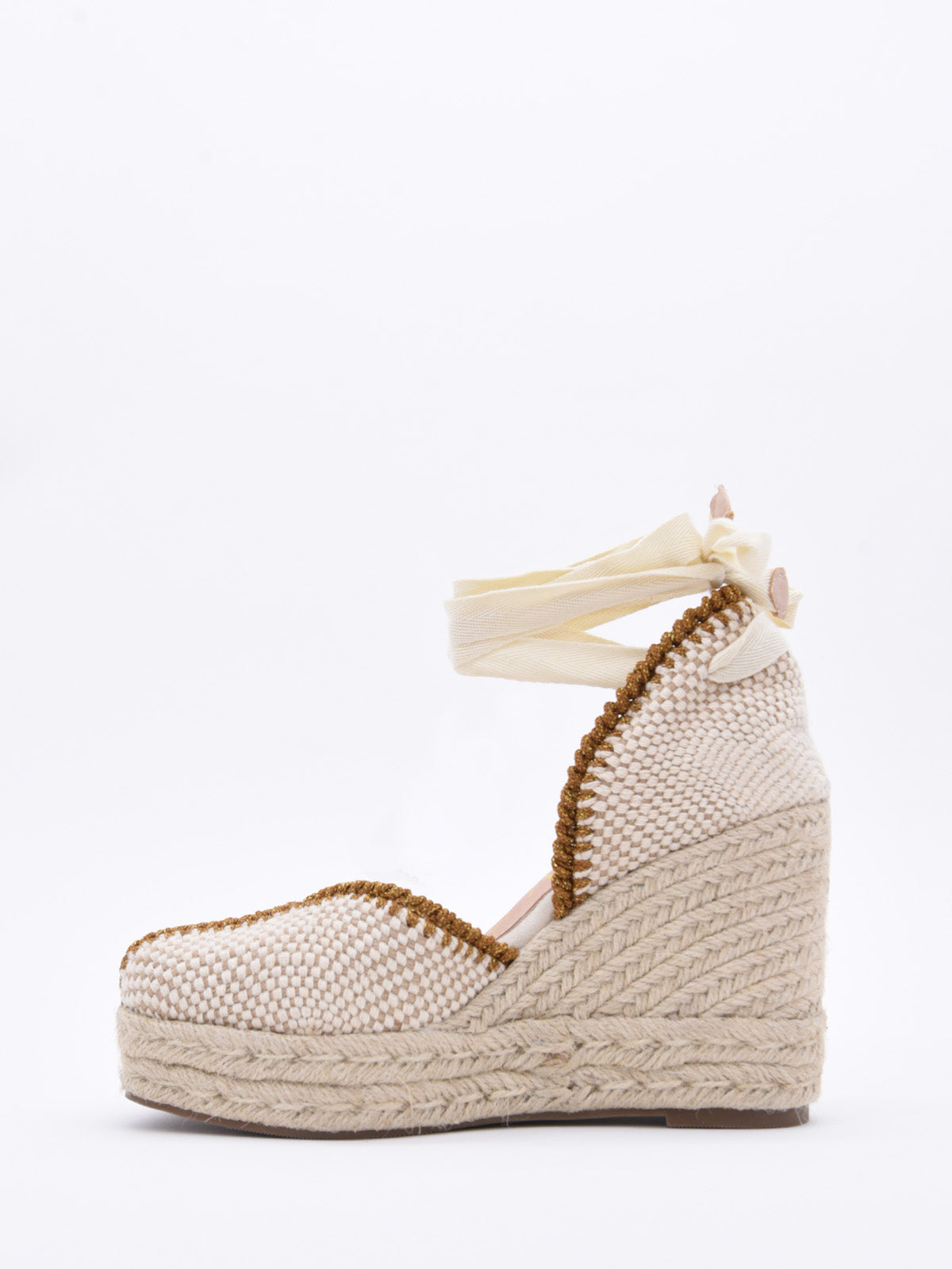 Sandalias de cuña en yute trenzado con cintas al tobillo.