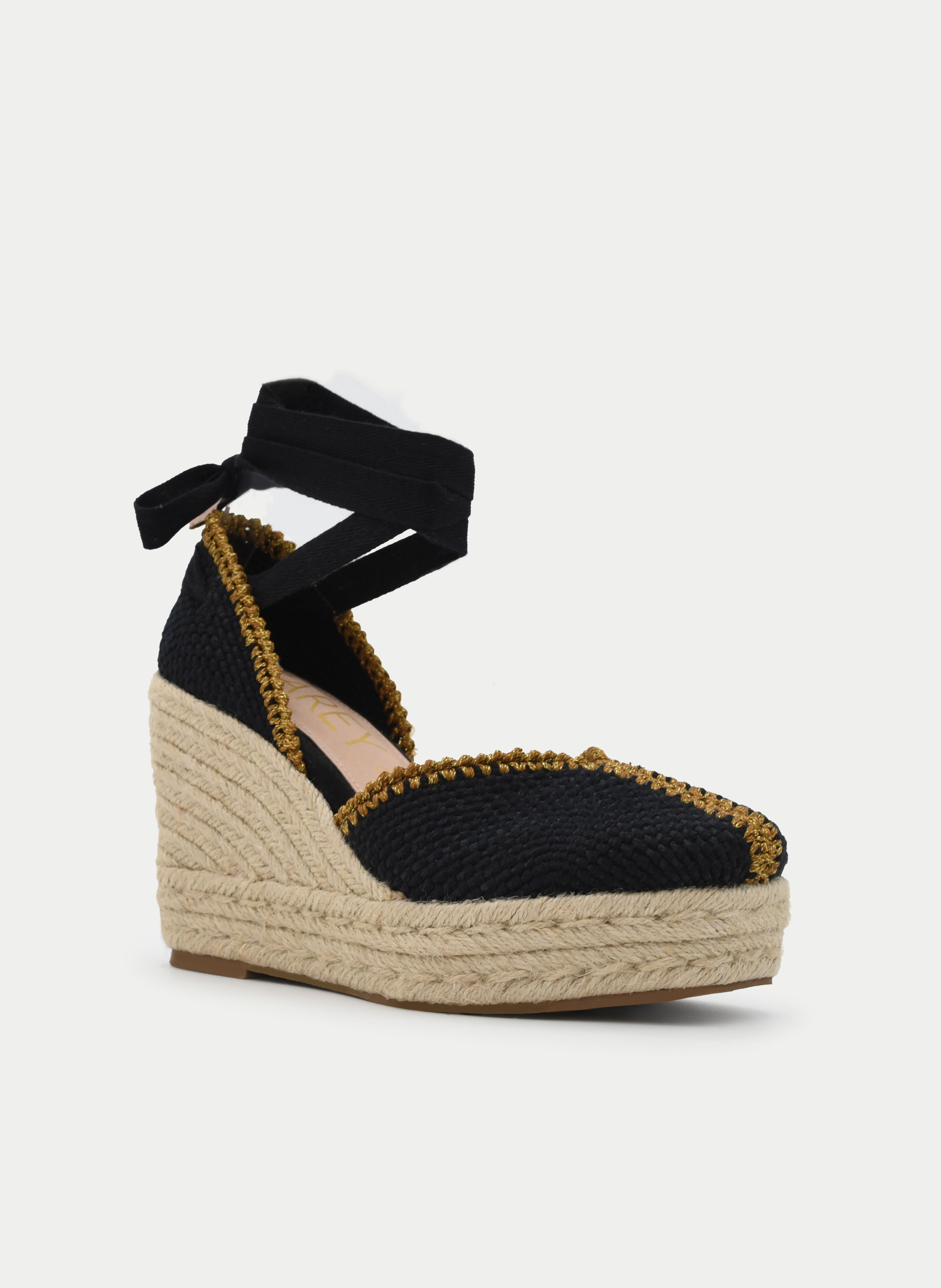 Sandalias negras de cuña en yute trenzado con cintas al tobillo .