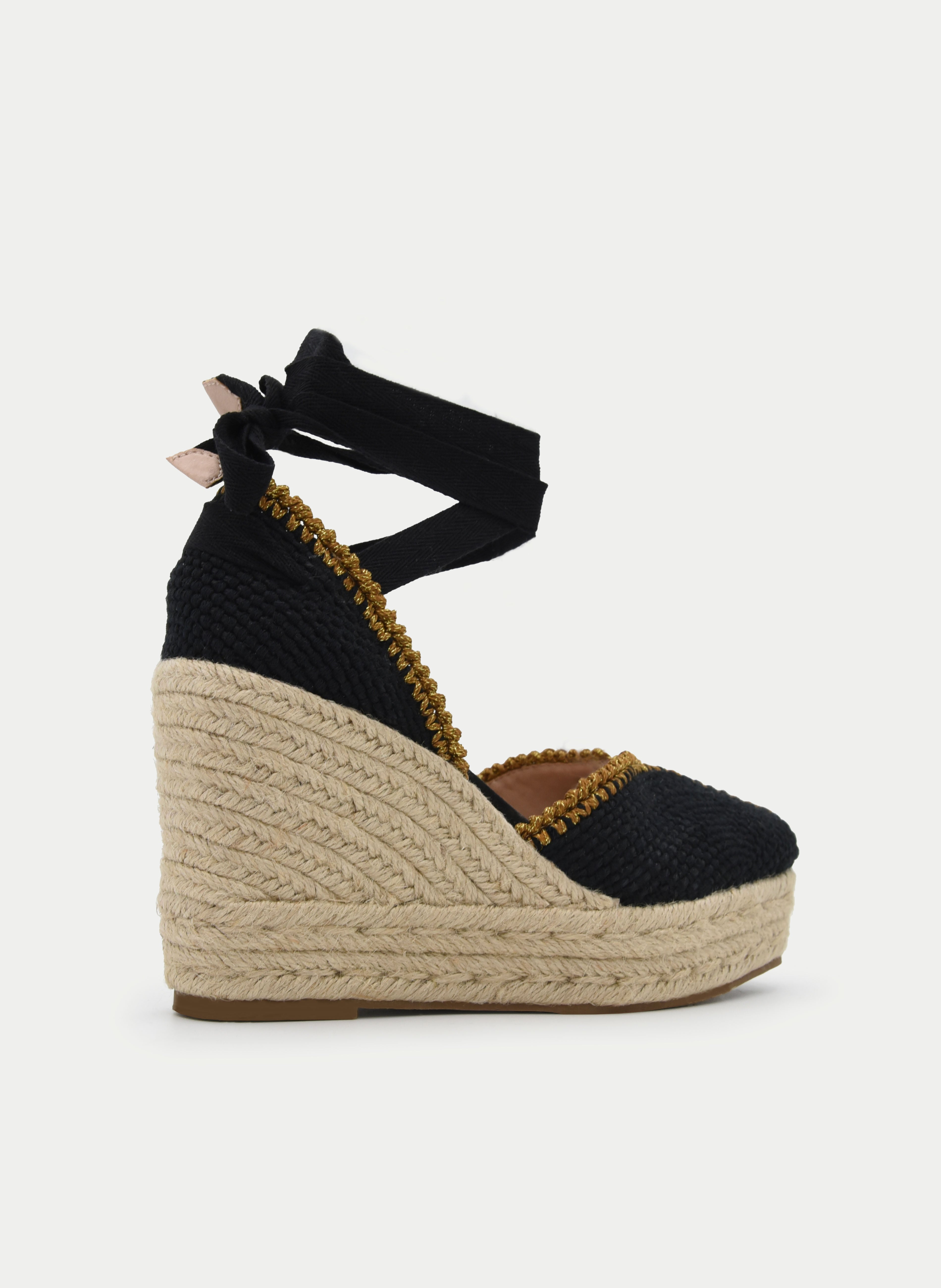 Sandalias negras de cuña en yute trenzado con cintas al tobillo .