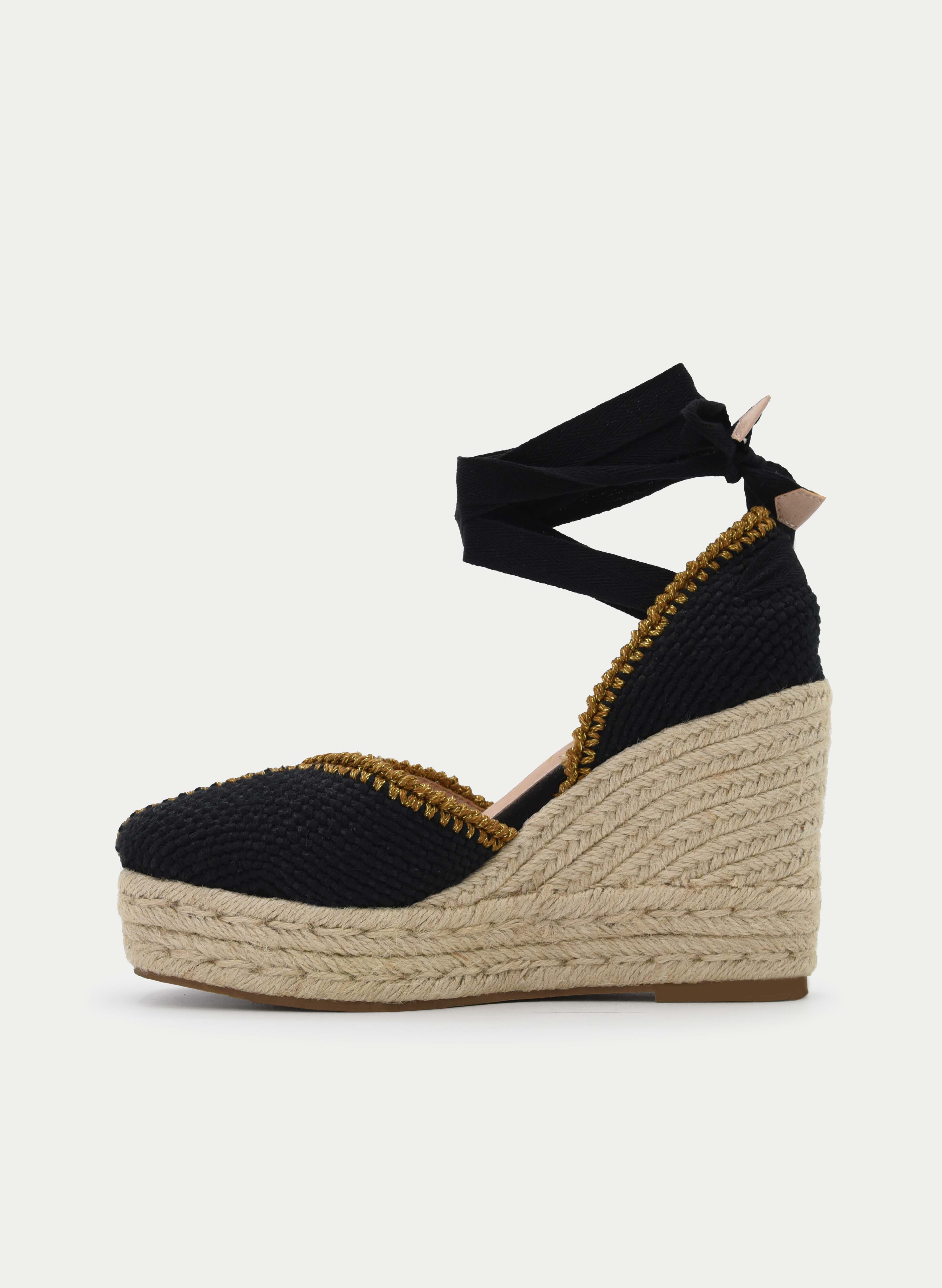 Sandalias negras de cuña en yute trenzado con cintas al tobillo .
