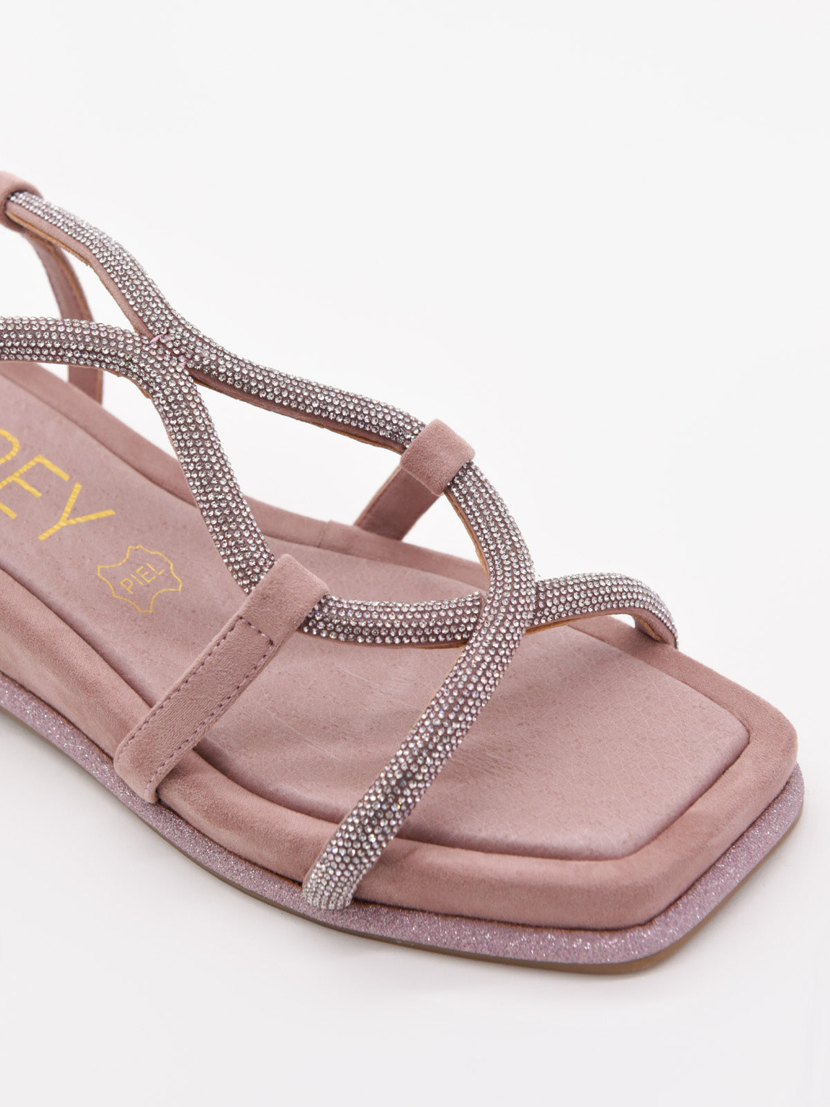 Sandalias planas color rosa y tiras cruzadas con strass