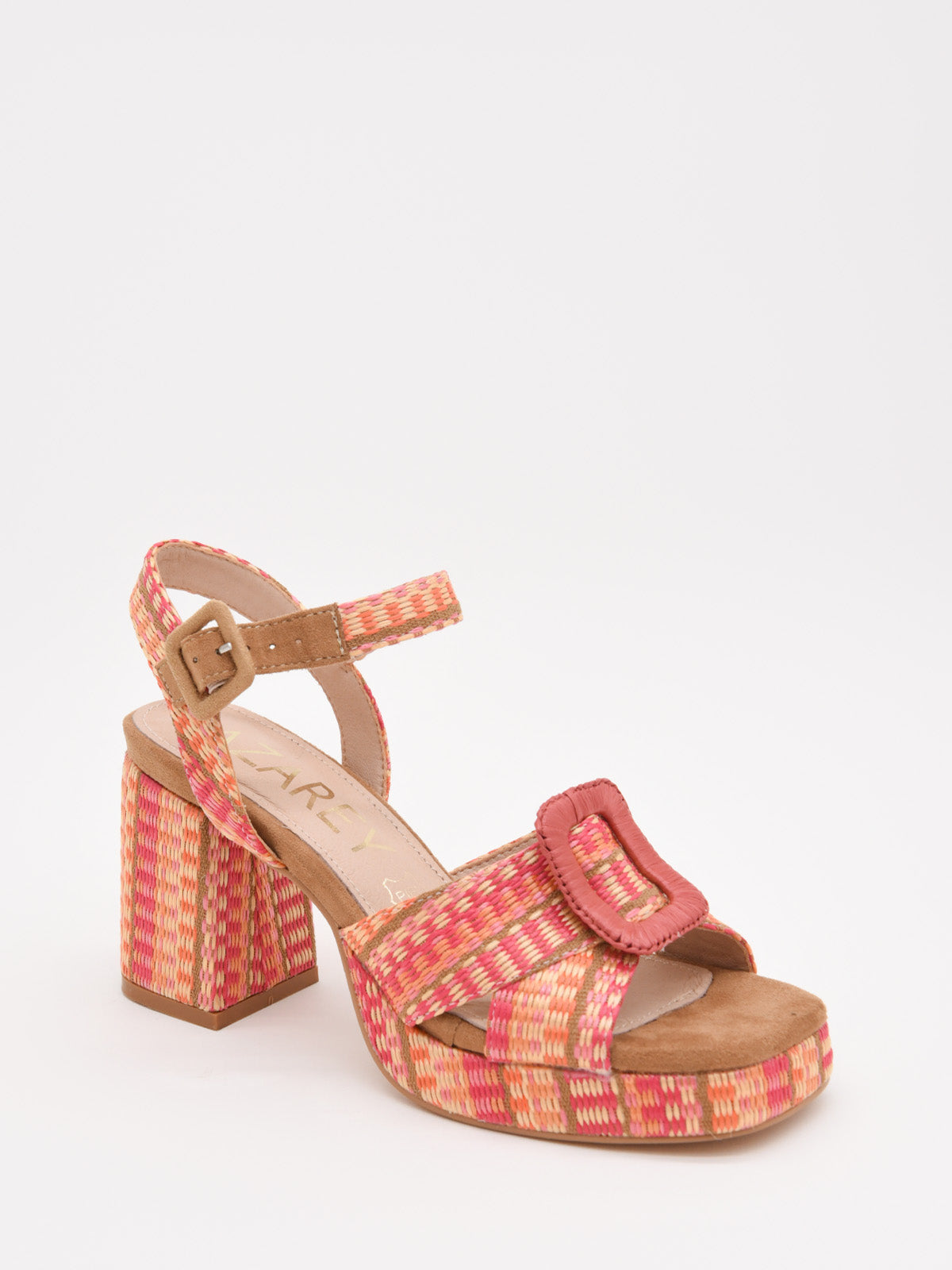 Sandalias coral de tacón ancho con plataforma tejida y hebilla