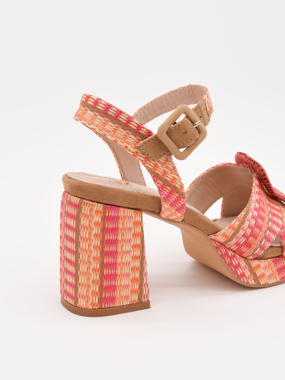 Sandalias coral de tacón ancho con plataforma tejida y hebilla