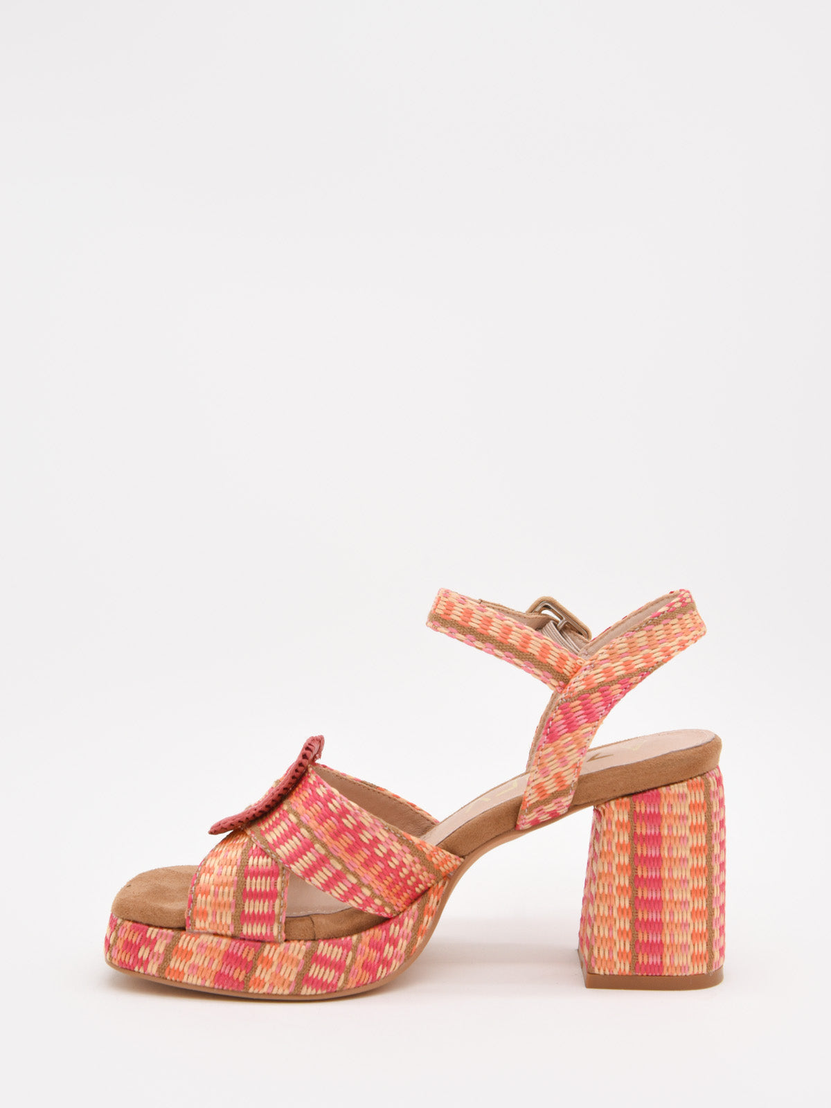 Sandalias coral de tacón ancho con plataforma tejida y hebilla