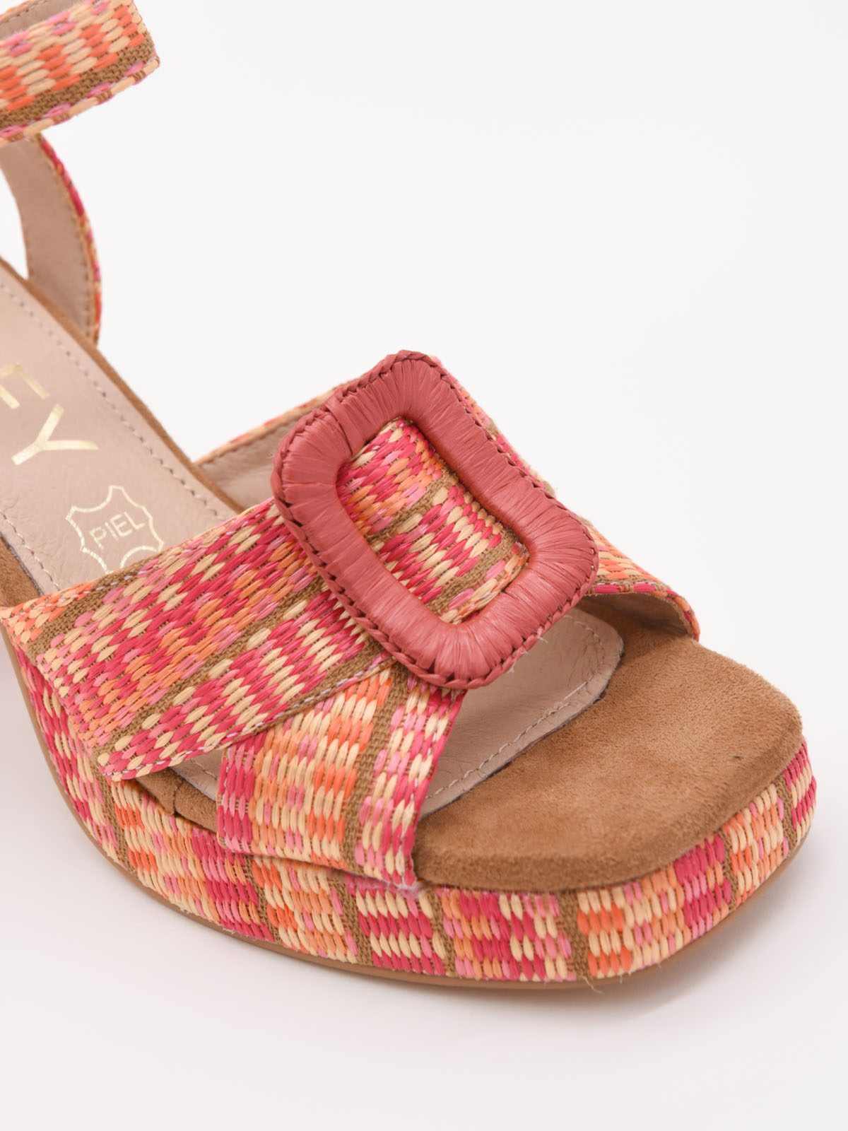 Sandalias coral de tacón ancho con plataforma tejida y hebilla