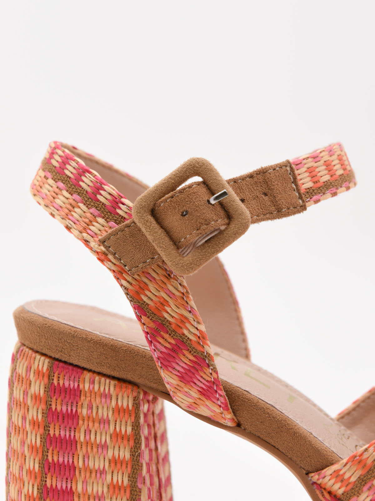 Sandalias coral de tacón ancho con plataforma tejida y hebilla