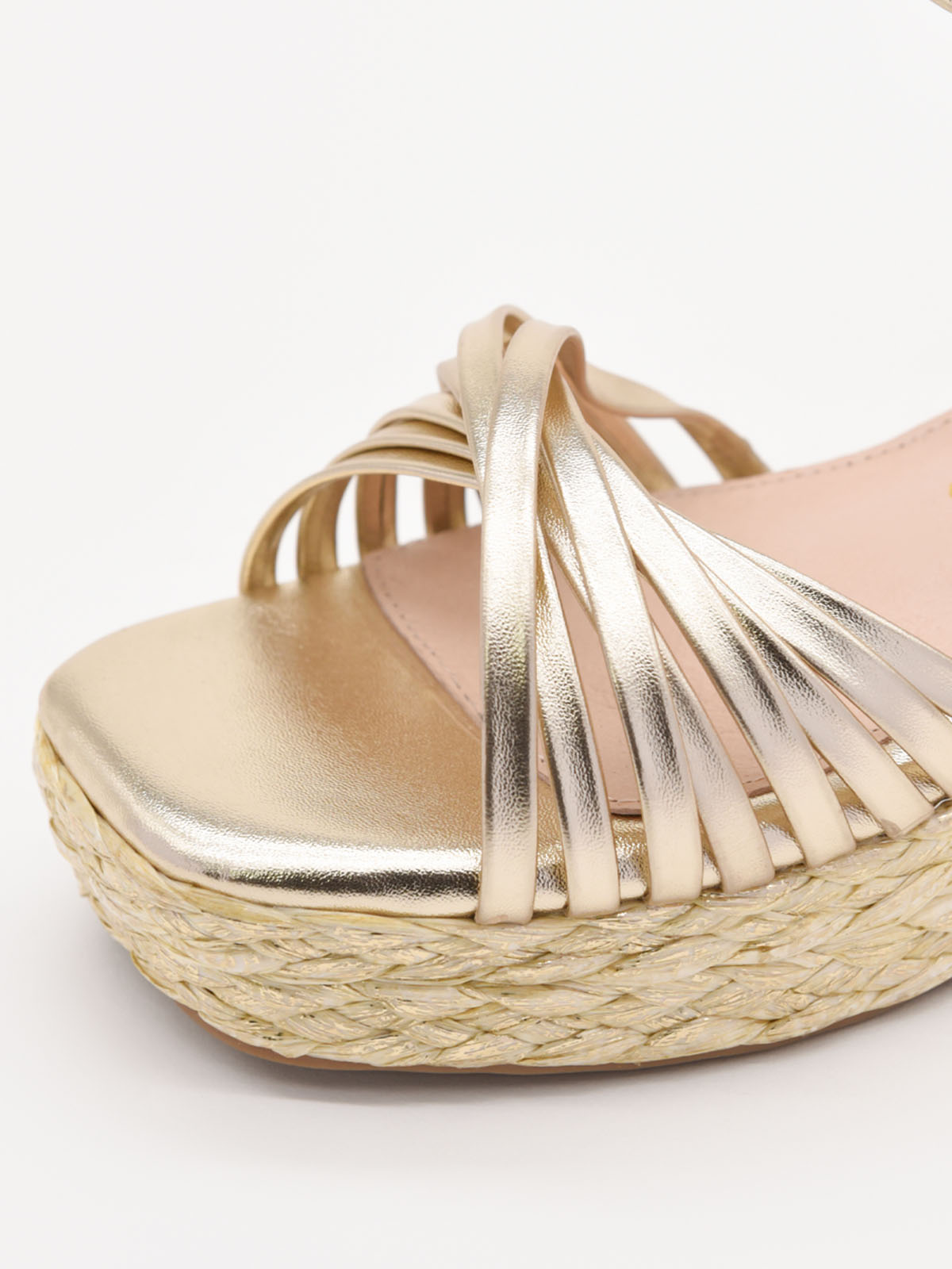 Sandalias de cuña doradas con plataforma tejida