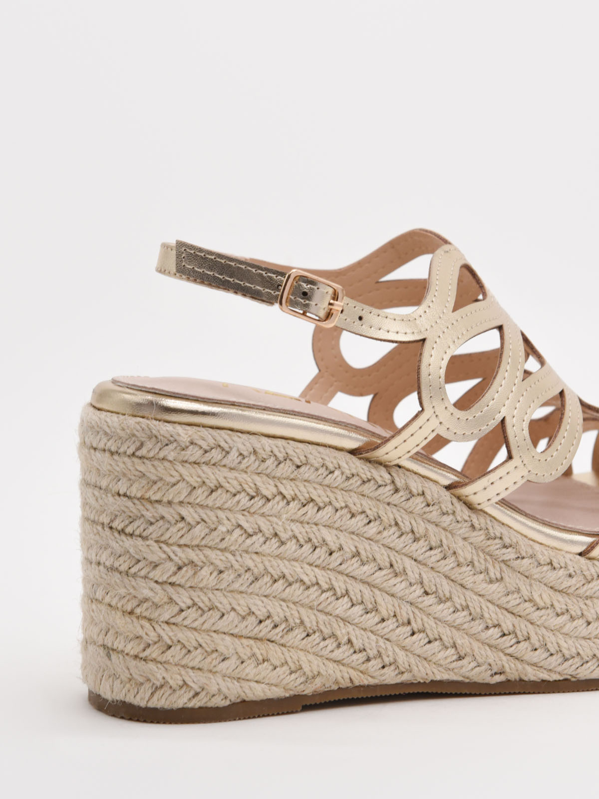 Sandalias doradas de cuña con tiras metalizadas