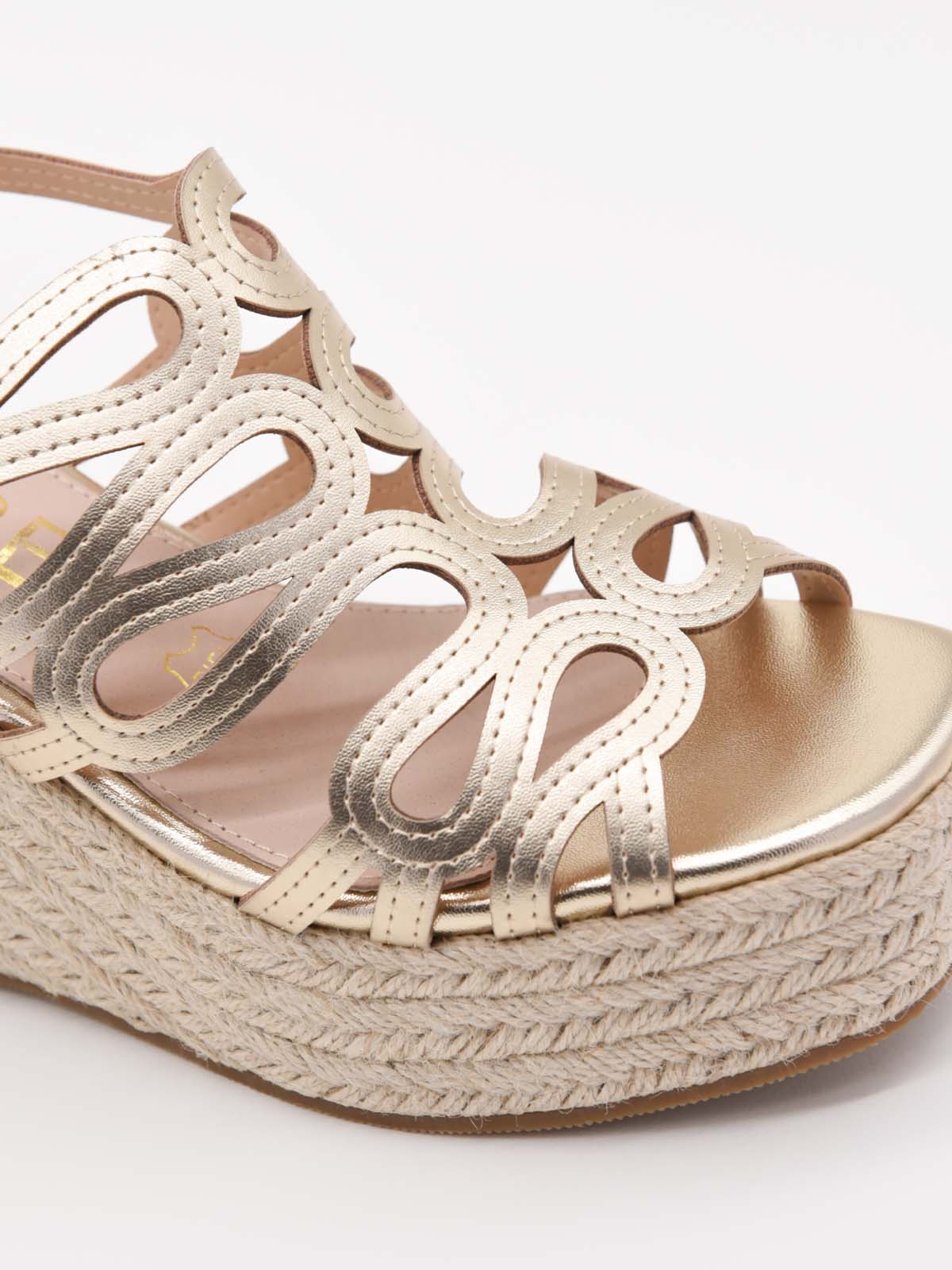 Sandalias doradas de cuña con tiras metalizadas