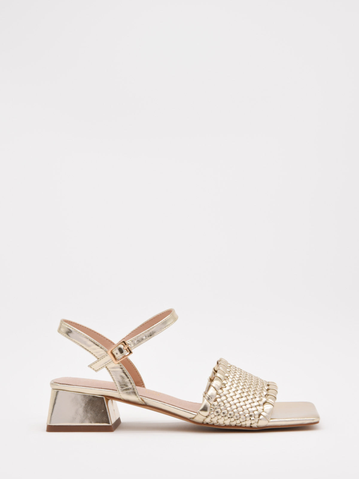 Sandalias doradas de tacón bajo con diseño trenzado