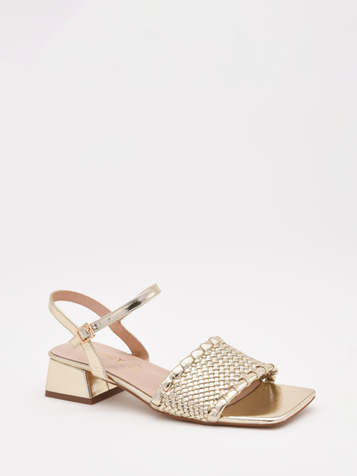 Sandalias doradas de tacón bajo con diseño trenzado