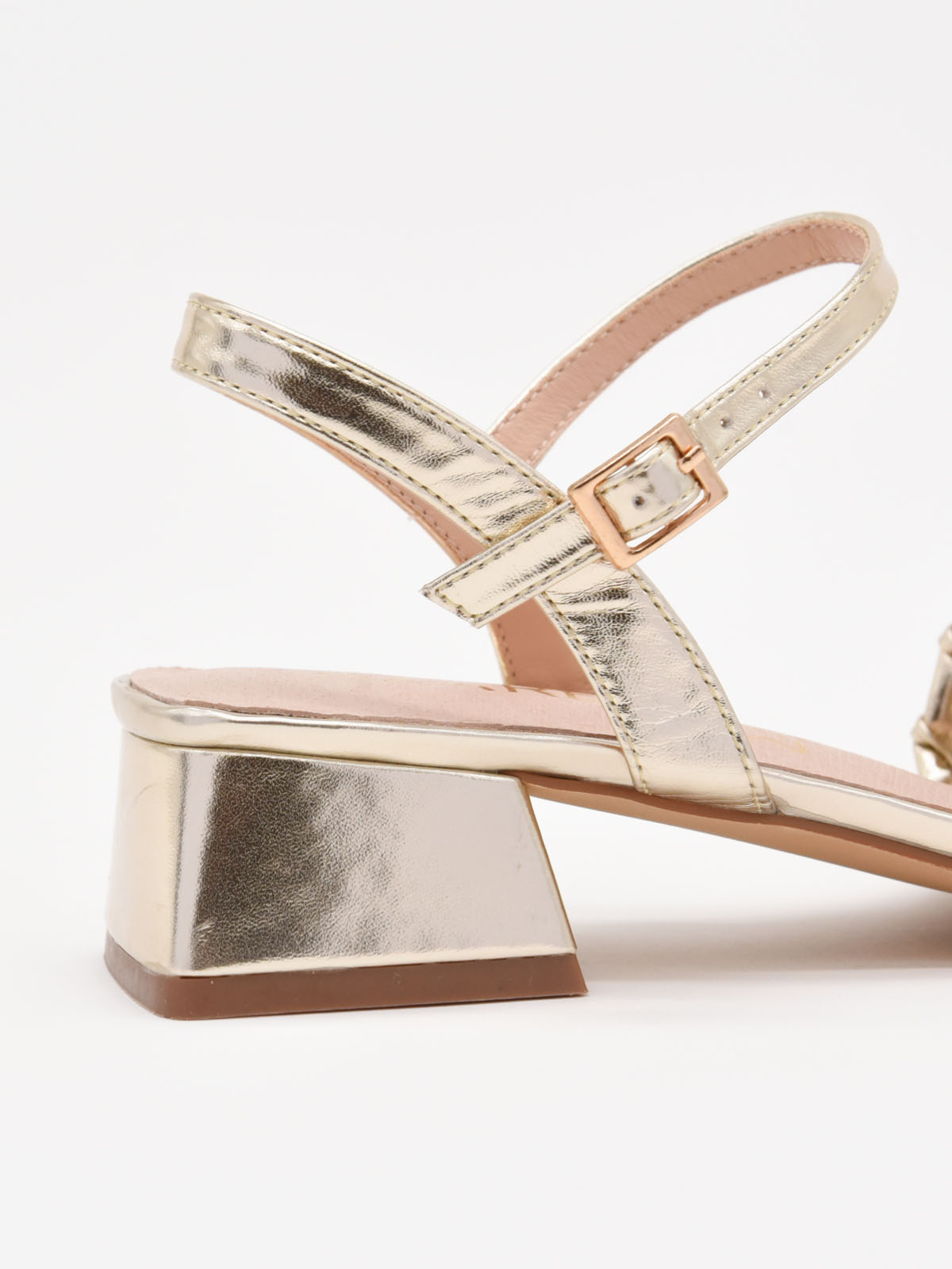 Sandalias doradas de tacón bajo con diseño trenzado