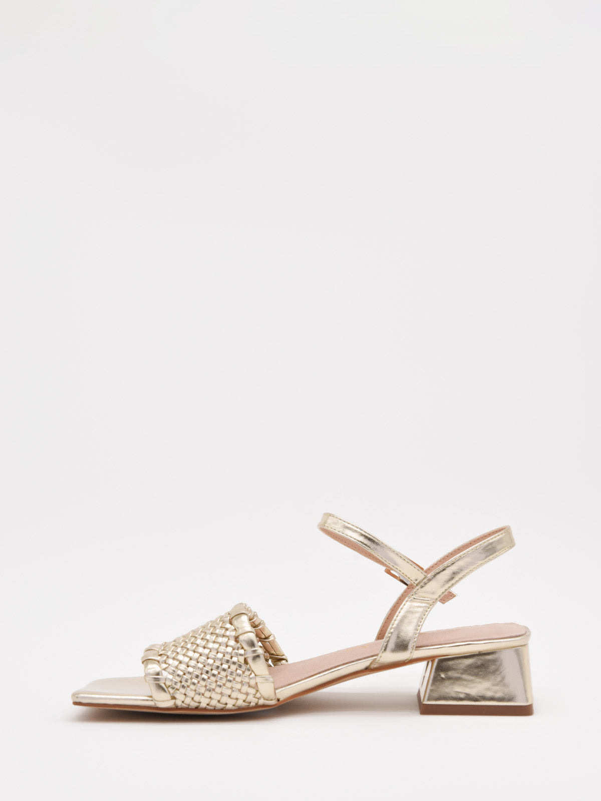 Sandalias doradas de tacón bajo con diseño trenzado