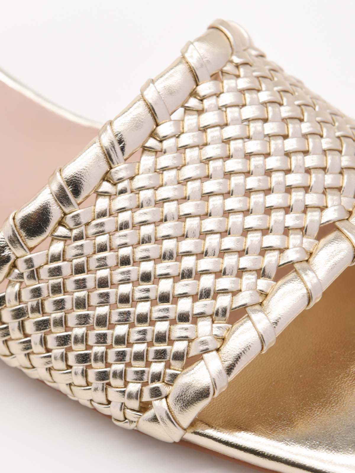 Sandalias doradas de tacón bajo con diseño trenzado