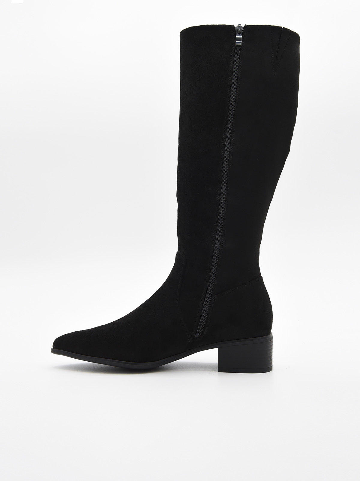 Bota alta de mujer en color negro, de efecto ante con tacón bajo cuadrado y punta ligeramente fina.