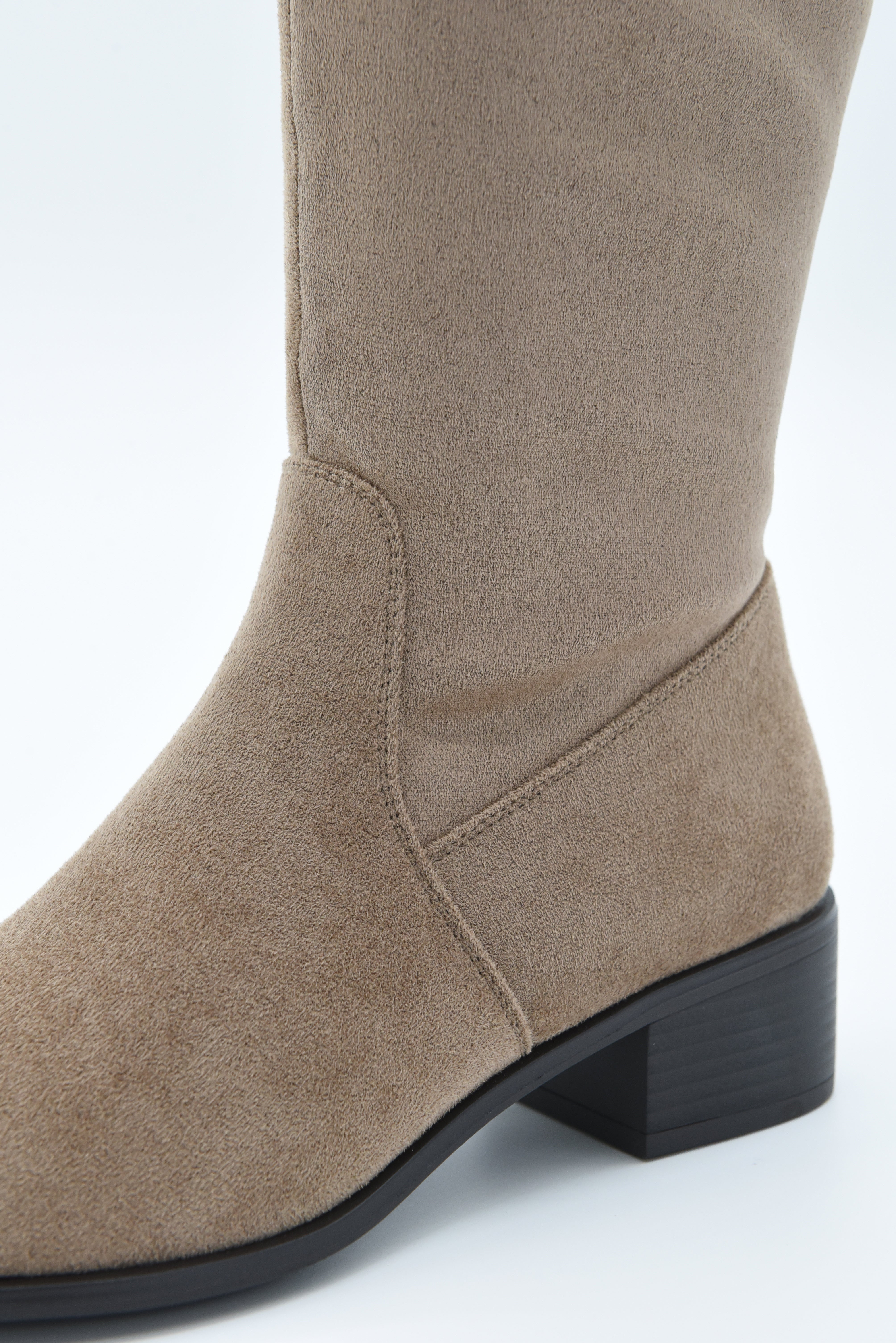 BOTA ALTA TAUPE CON TACÓN BAJO CUADRADO  DE NYREXDE NYREX