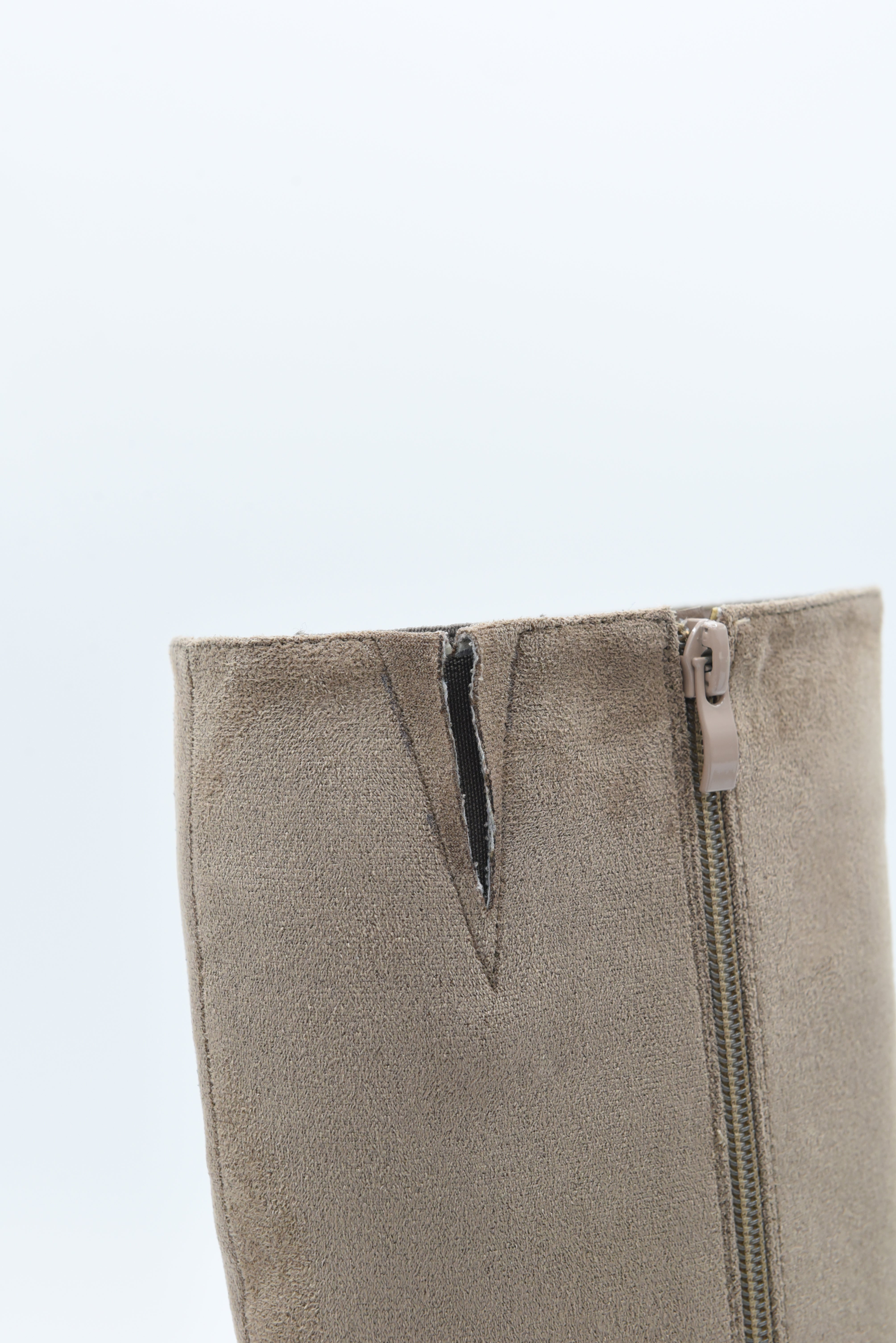 BOTA ALTA TAUPE CON TACÓN BAJO CUADRADO  DE NYREXDE NYREX
