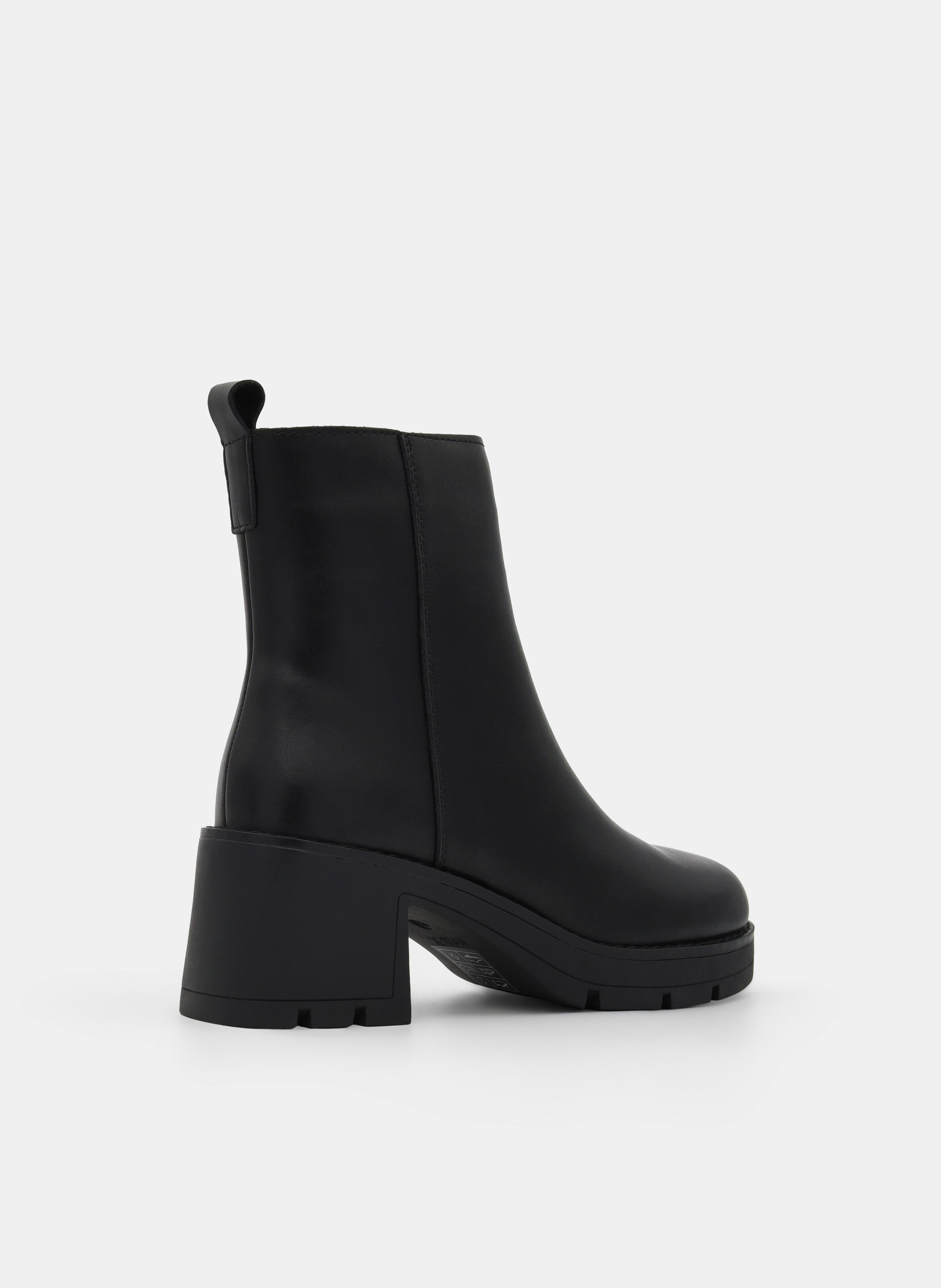 BOTINES NEGROS DE PIEL CON TACÓN ANCHO Y SUELA TRACK DE NYREX