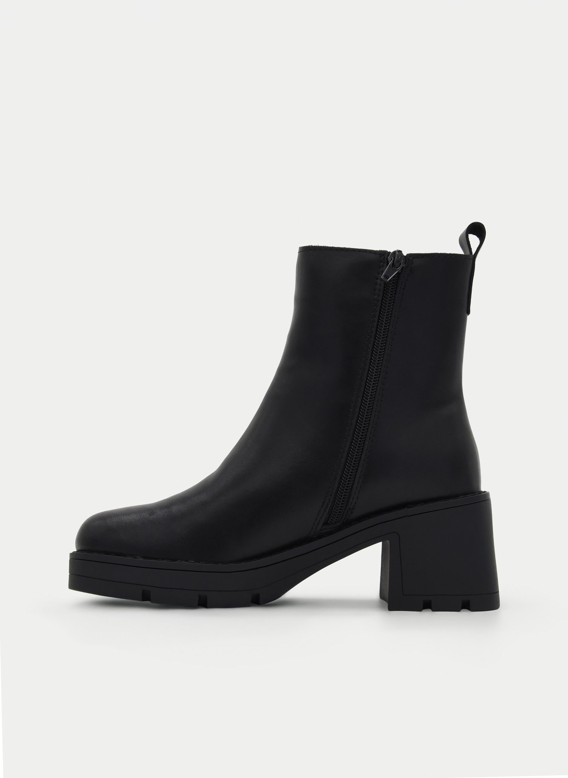 BOTINES NEGROS DE PIEL CON TACÓN ANCHO Y SUELA TRACK DE NYREX