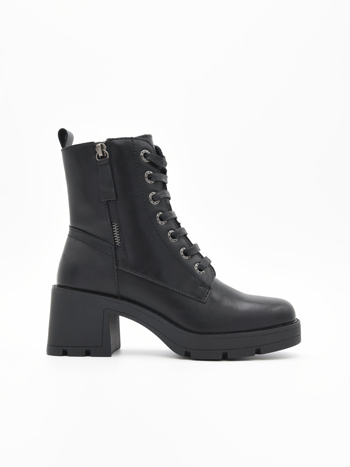 BOTÍN NEGRO DE PIEL CON CORDONES DE NYREX