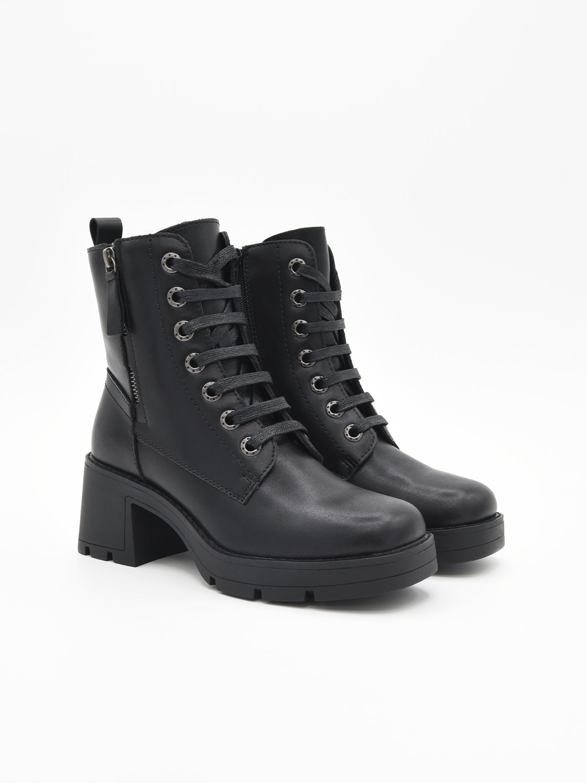 BOTÍN NEGRO DE PIEL CON CORDONES DE NYREX