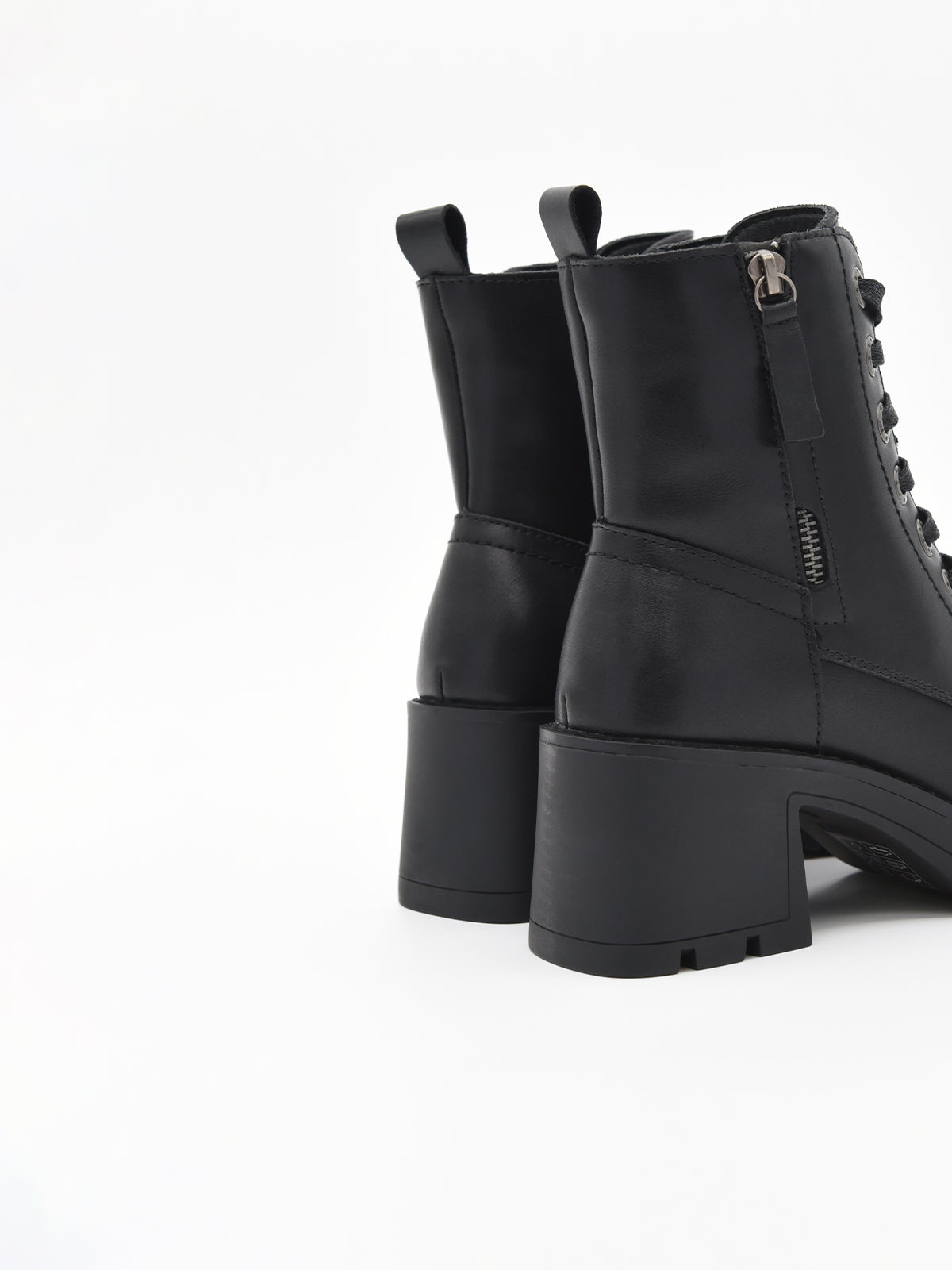 BOTÍN NEGRO DE PIEL CON CORDONES DE NYREX