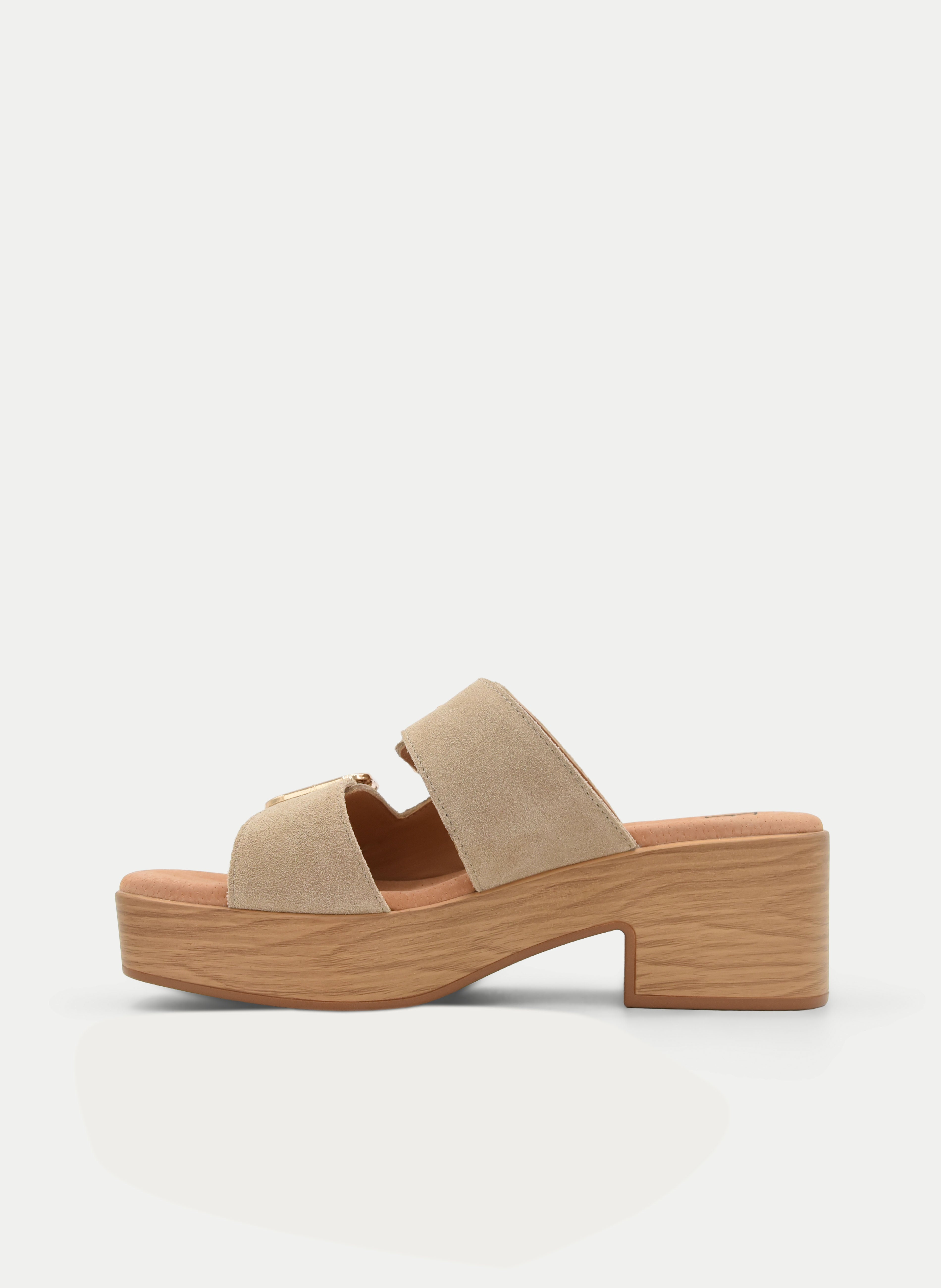 BEIGE LEATHER SANDAL WITH BLOCK HEEL AND GOLD BUCKLES
