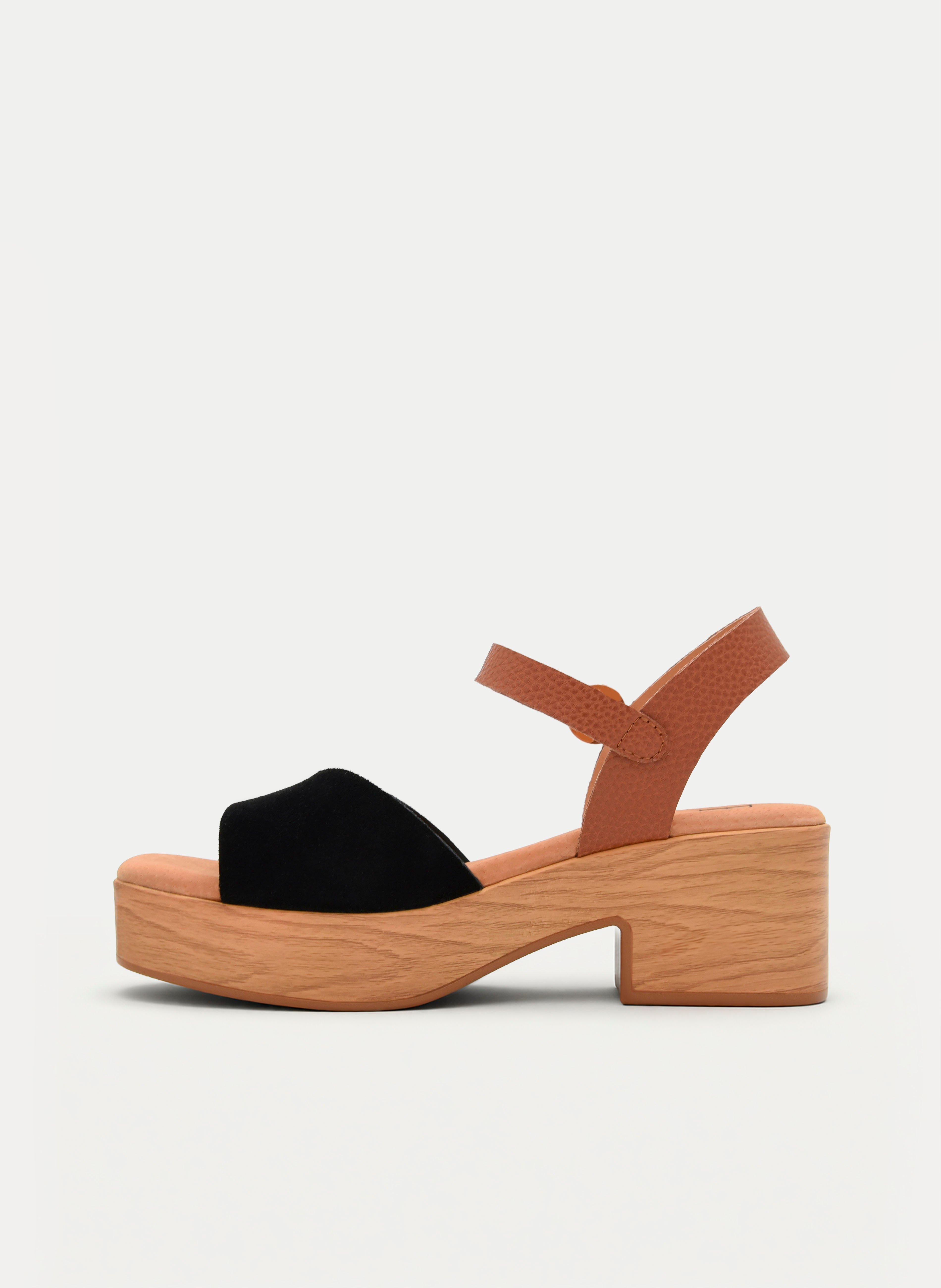 SANDALIA DE PIEL NEGRA CON PULSERA Y TACÓN ANCHO
