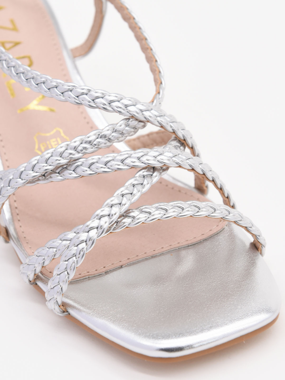 Sandalias plateadas con tiras trenzadas y tacón medio