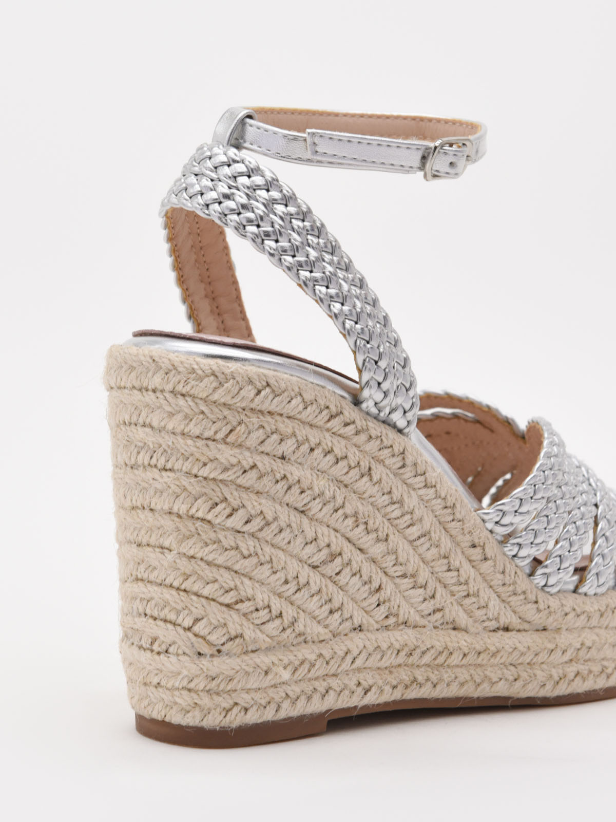 Sandalias plateadas de cuña alta con tiras trenzadas
