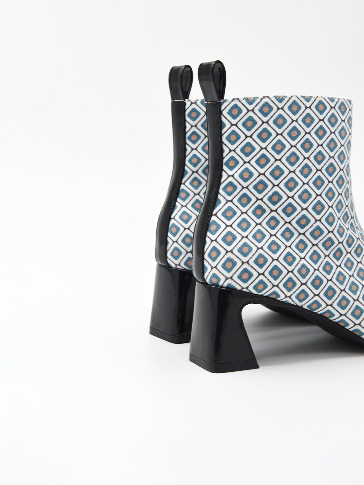 BOTÍN AZUL ESTAMPADO GEOMÉTRICO