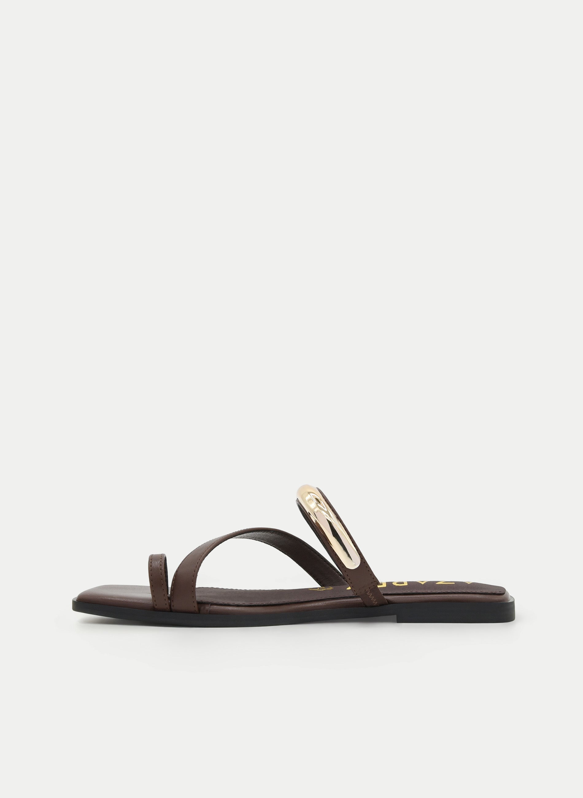 SANDALIA PLANA MARRÓN CON DETALLE DORADO MINIMALISTA
