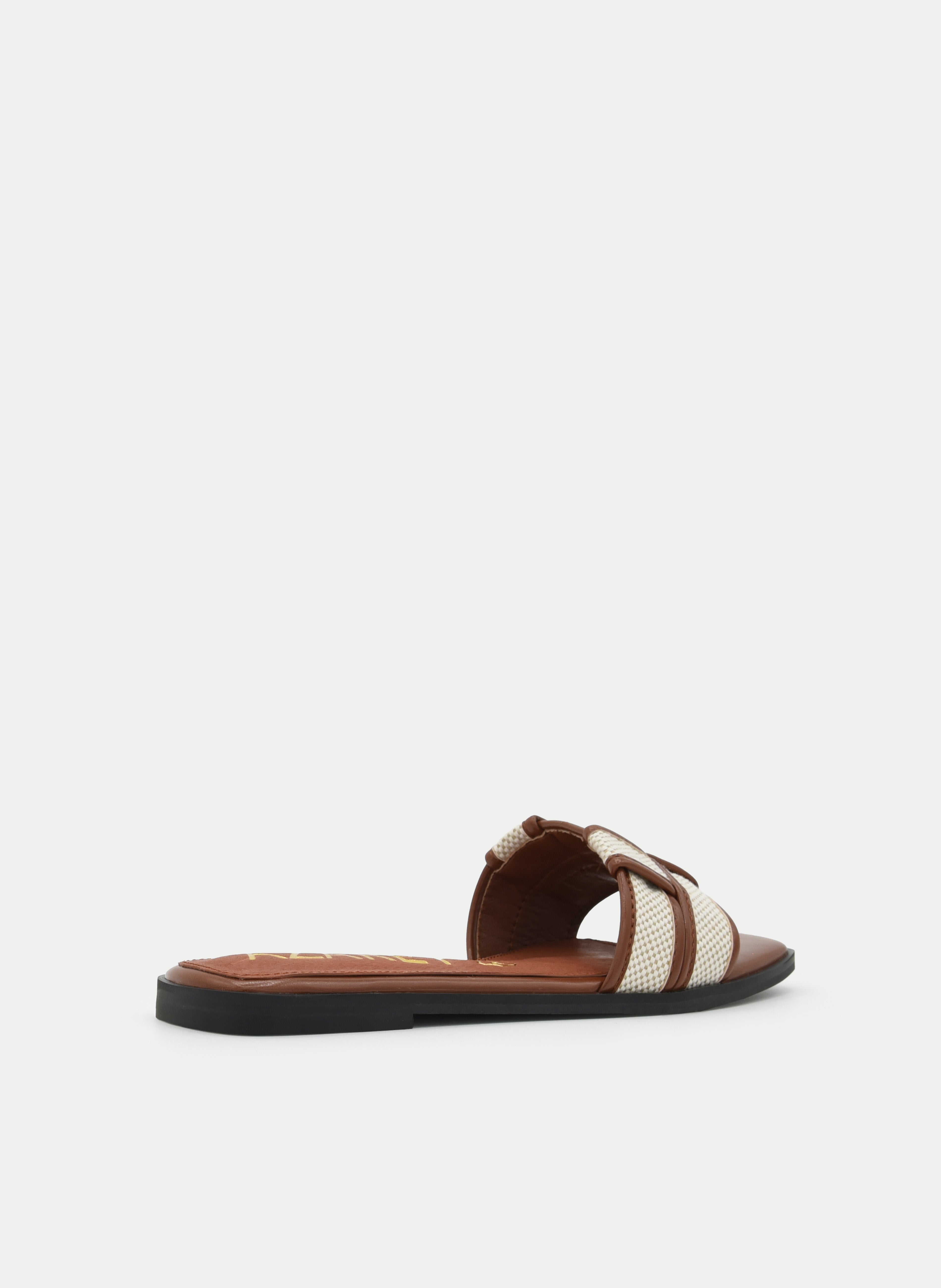 SANDALIA PLANA CAMEL Y BEIGE TIRAS CRUZADAS