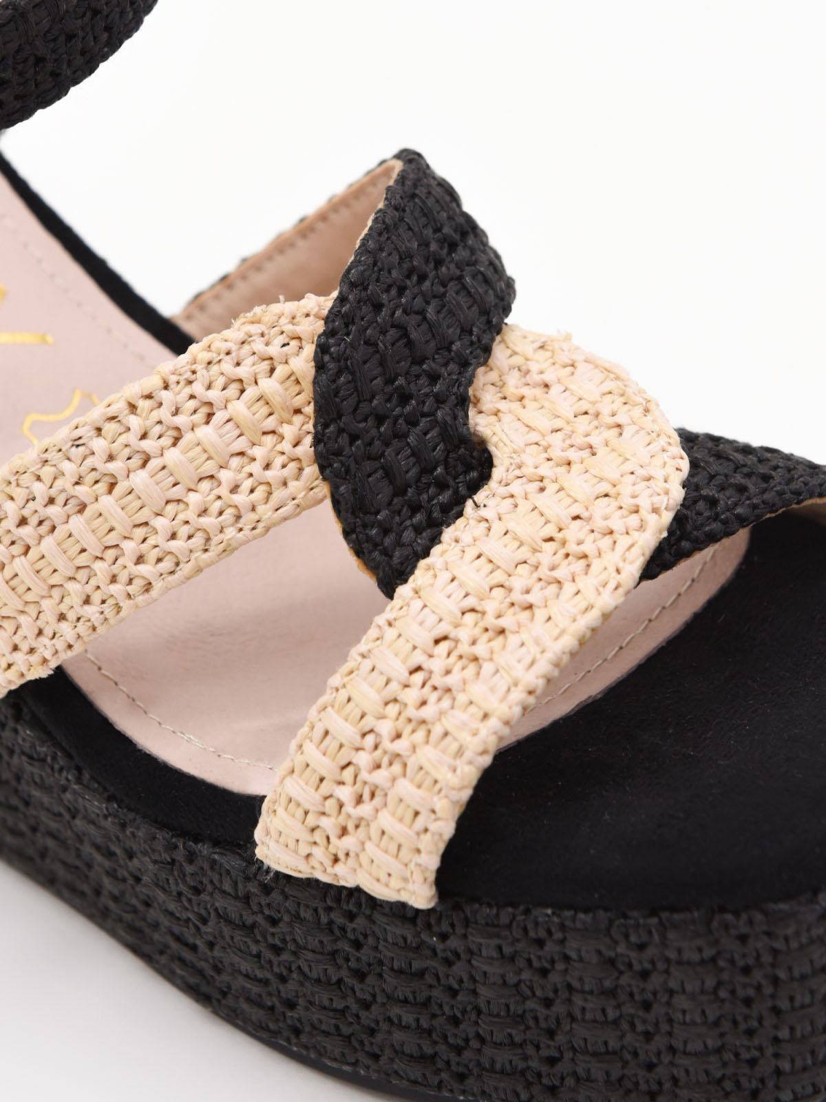 Sandalias de cuña en rafia negra y beige con plataforma