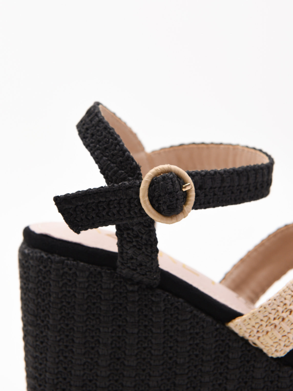 Sandalias de cuña en rafia negra y beige con plataforma