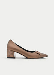 BRONZE HEEL COURT SHOE WITH GEOMETRIC ORNAMENT
